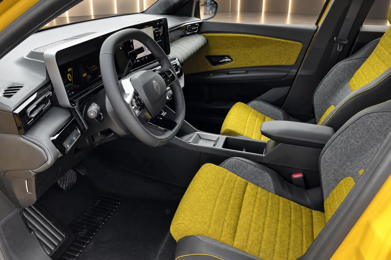 Renault Fahrerseite Innenraum mit Lenkrad, Digitaldisplay und gelben Sportsitzen