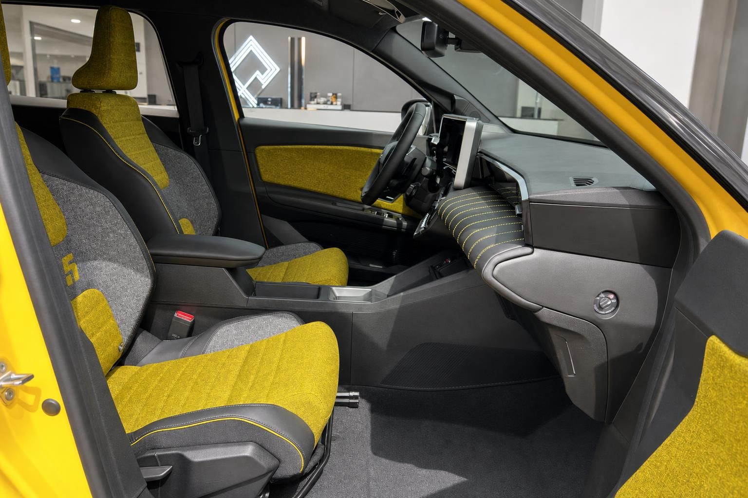 Renault Innenraum Vordersitze gelb-grau Stoff mit Mittelkonsole und Touchscreen