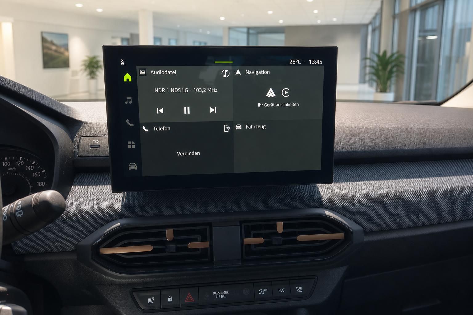 Dacia Touchscreen-Infotainmentsystem mit Navigation, Radio und Telefonfunktion im Innenraum