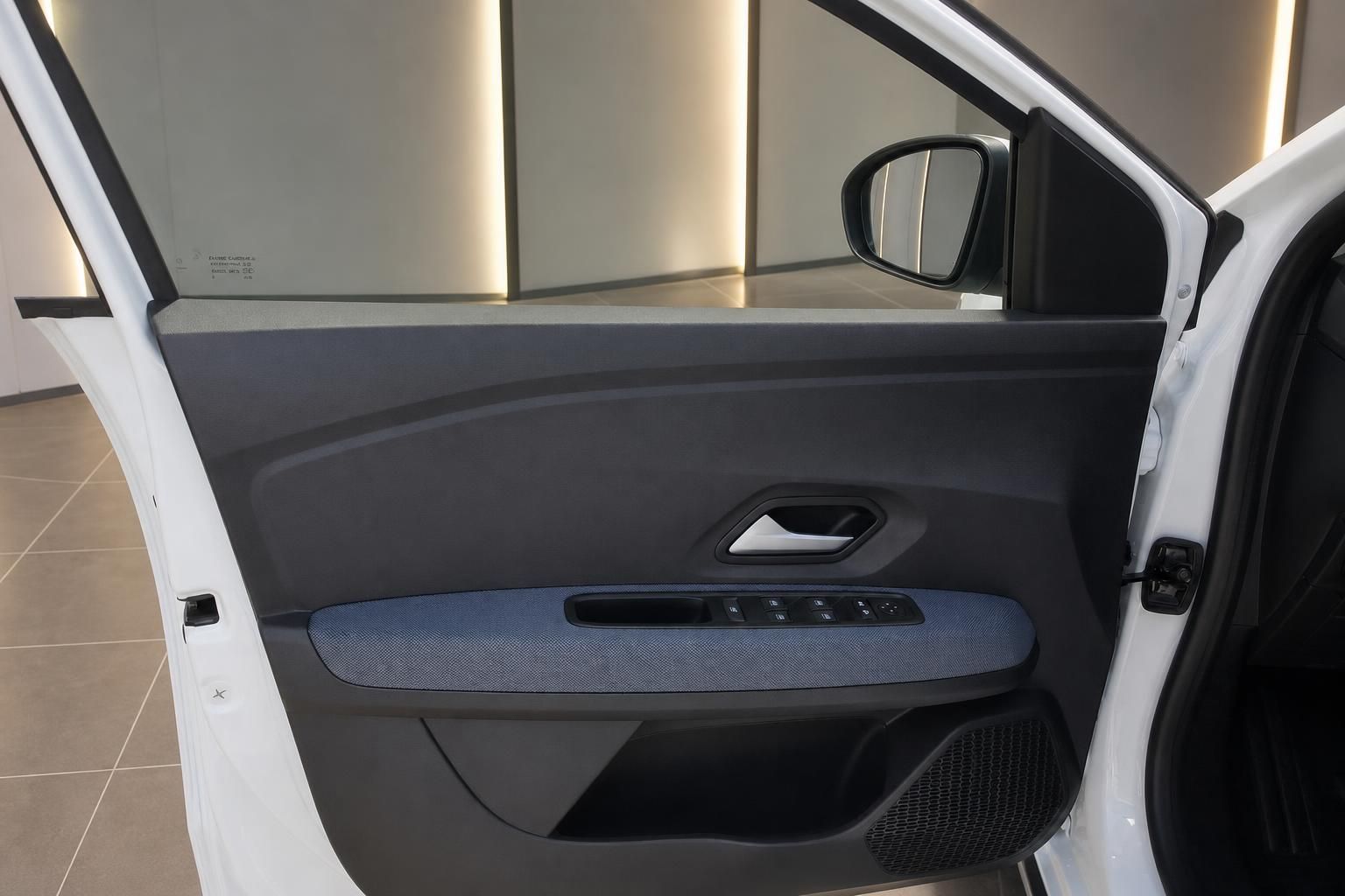 Fahrzeugtür innen geöffnet mit Türverkleidung, Fensterheber und Außenspiegel