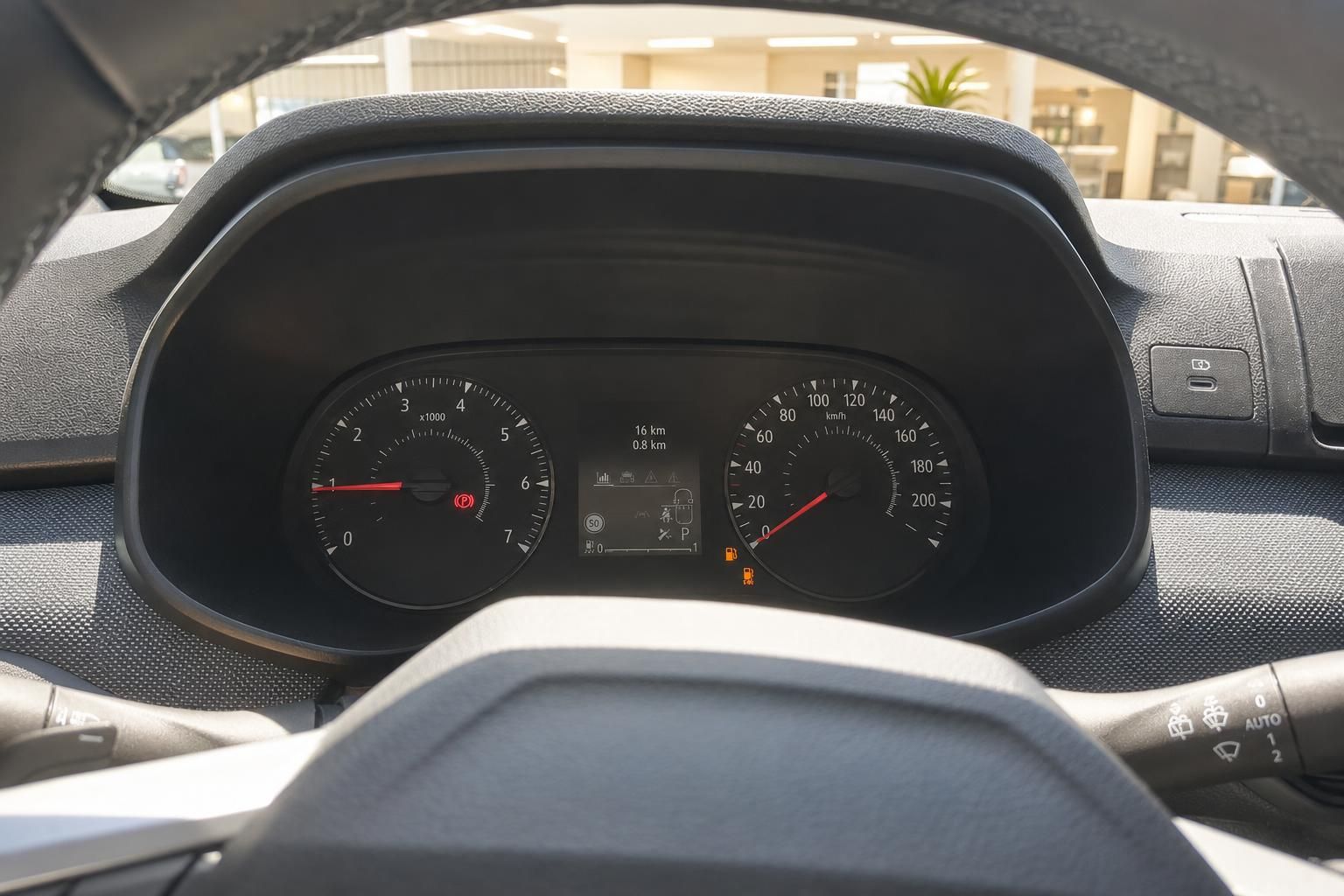 Dacia Kombiinstrument mit Drehzahlmesser, Tachometer und digitalem Display im Fahrzeugcockpit