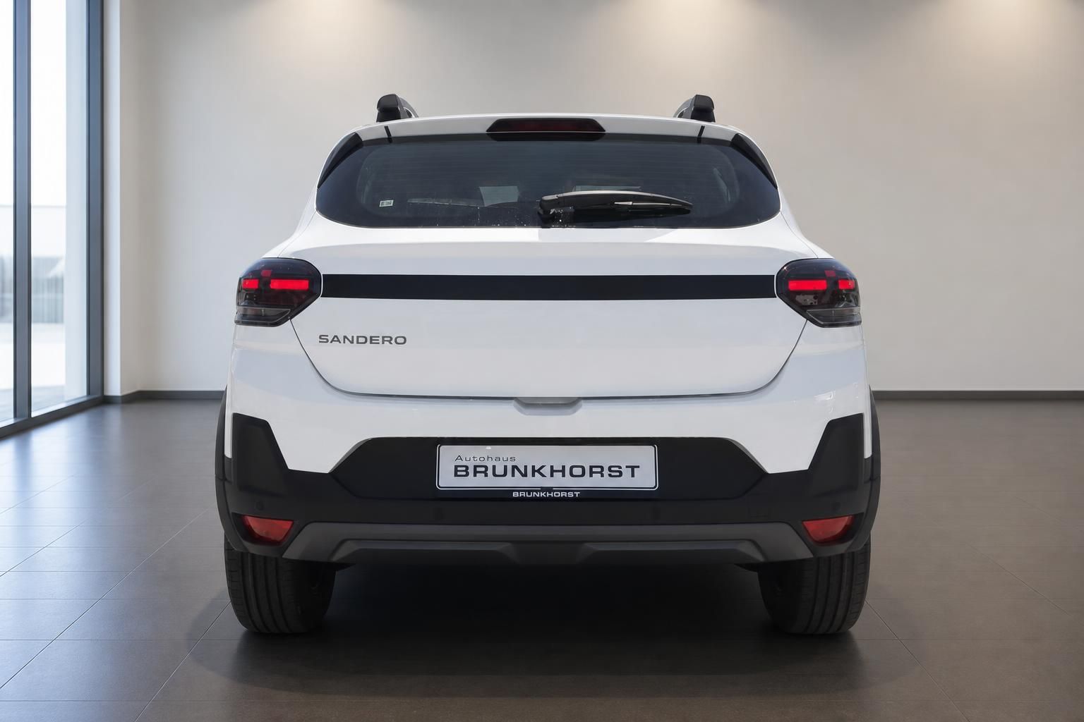 Dacia Sandero Stepway weiß Heckansicht mit LED-Rückleuchten im Showroom