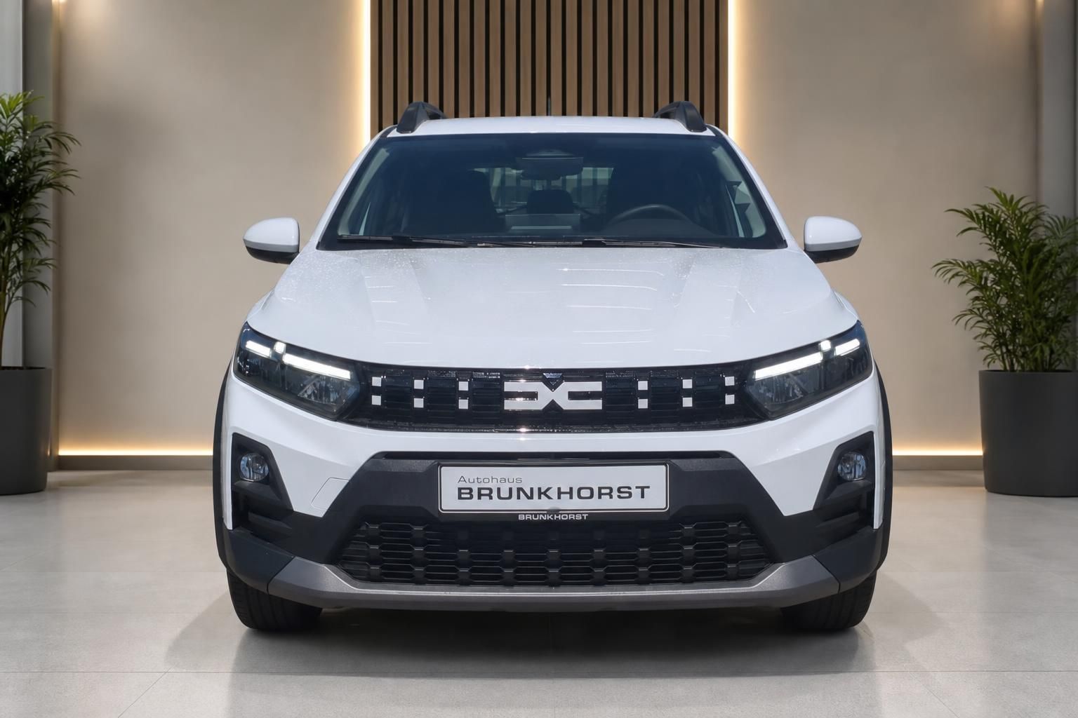 Dacia Sandero Stepway weiß Frontansicht im Autohaus Brunkhorst Showroom