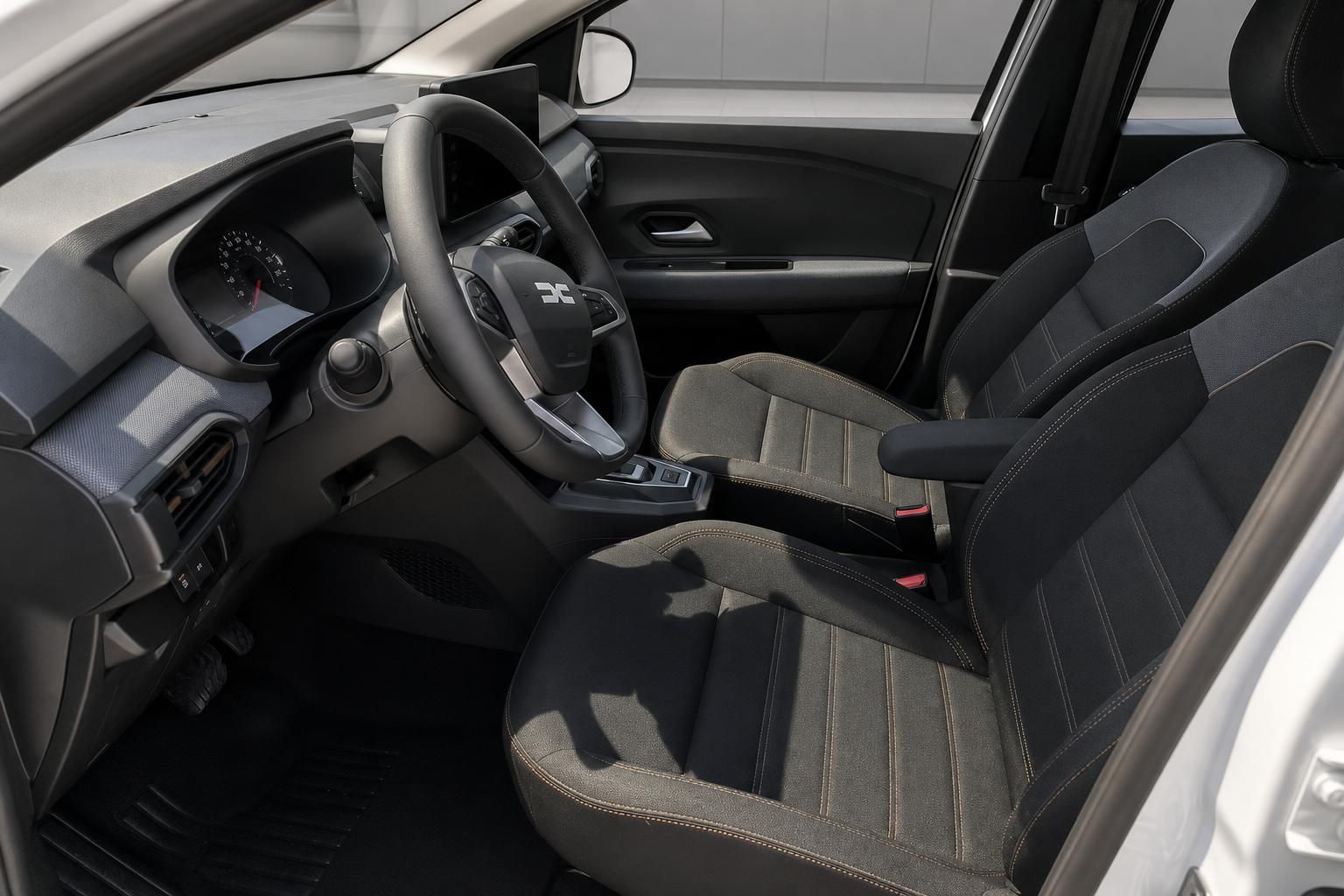 Dacia Sandero Innenraum Fahrersitz mit Lenkrad Cockpit und Infotainment