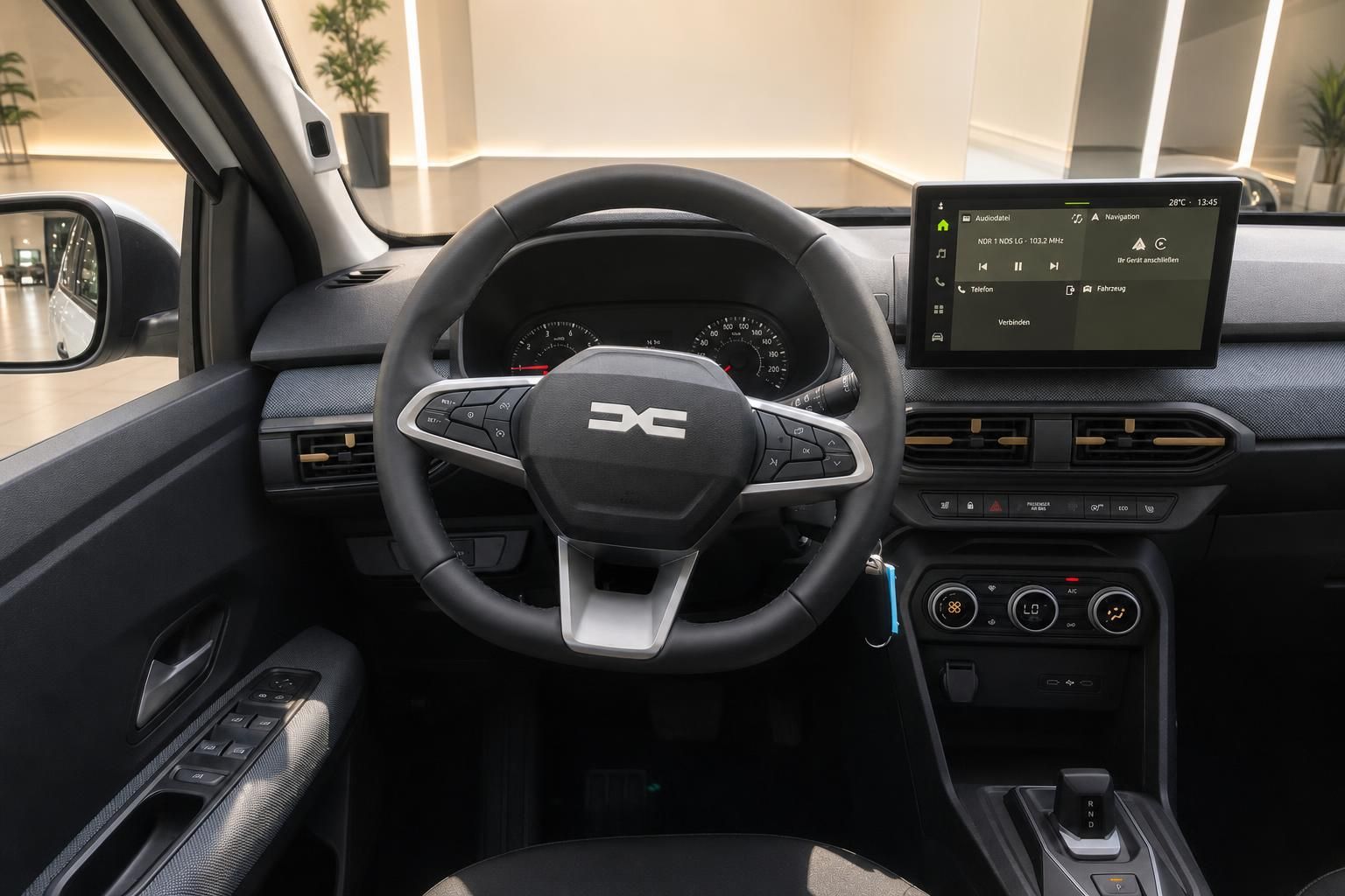 Dacia Fahrerperspektive mit Lenkrad, Kombiinstrument und zentralem Infotainment-Display