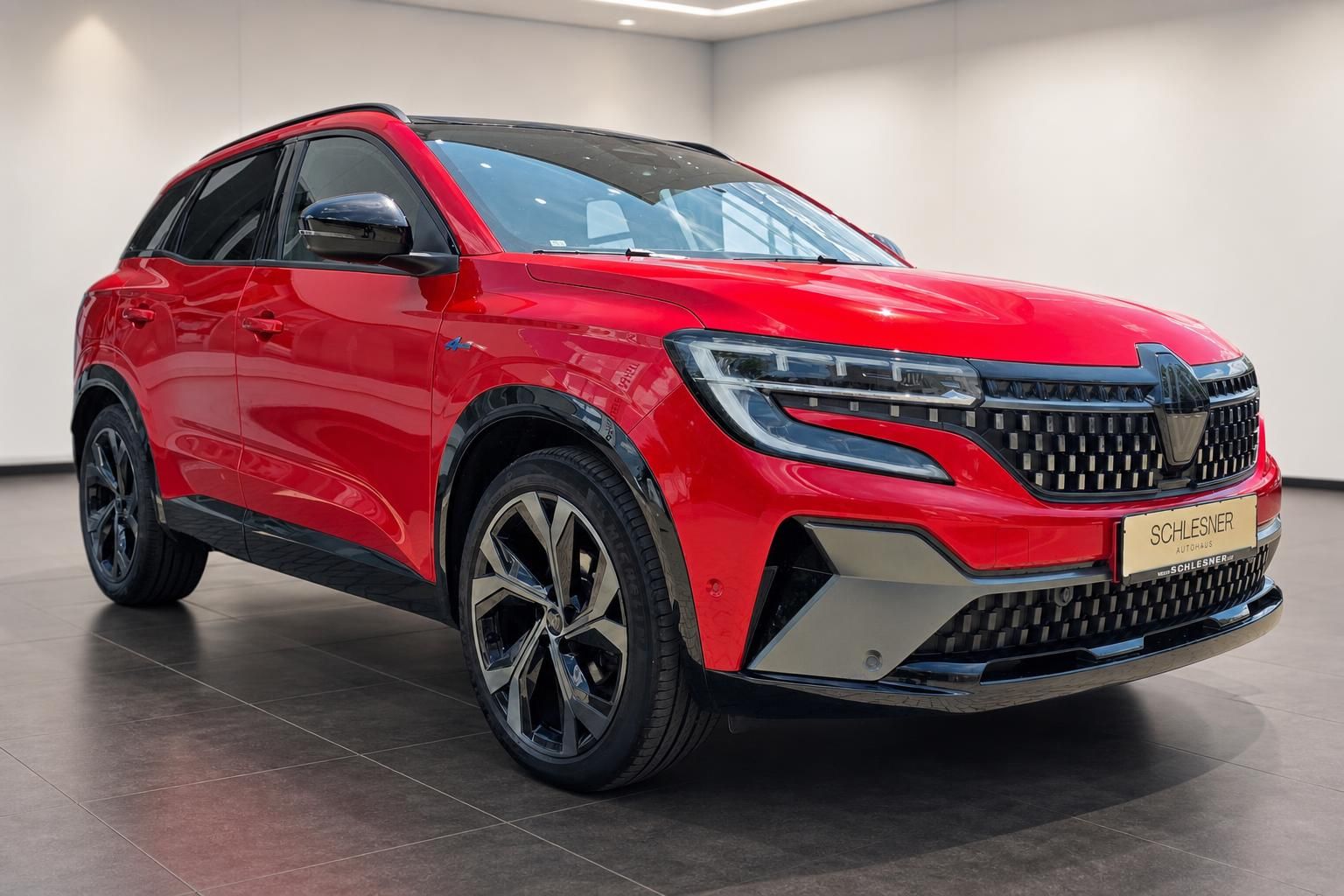 Renault Austral rot Frontansicht mit LED-Scheinwerfern im Autohaus