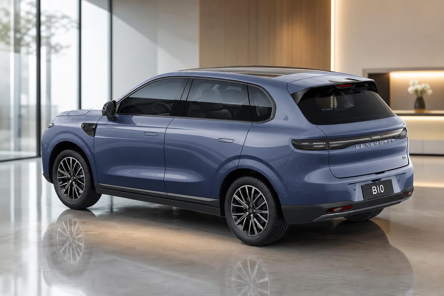 Leapmotor B10 in Blau, Heckansicht schraeg im modernen Showroom