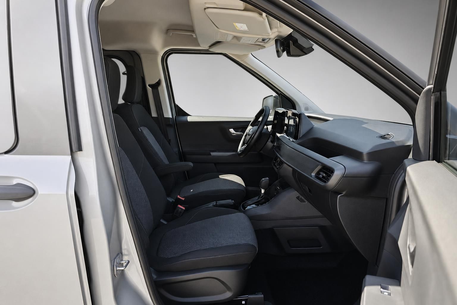 Ford Innenraum Vordersitze und Cockpit mit geoeffneter Fahrertuer
