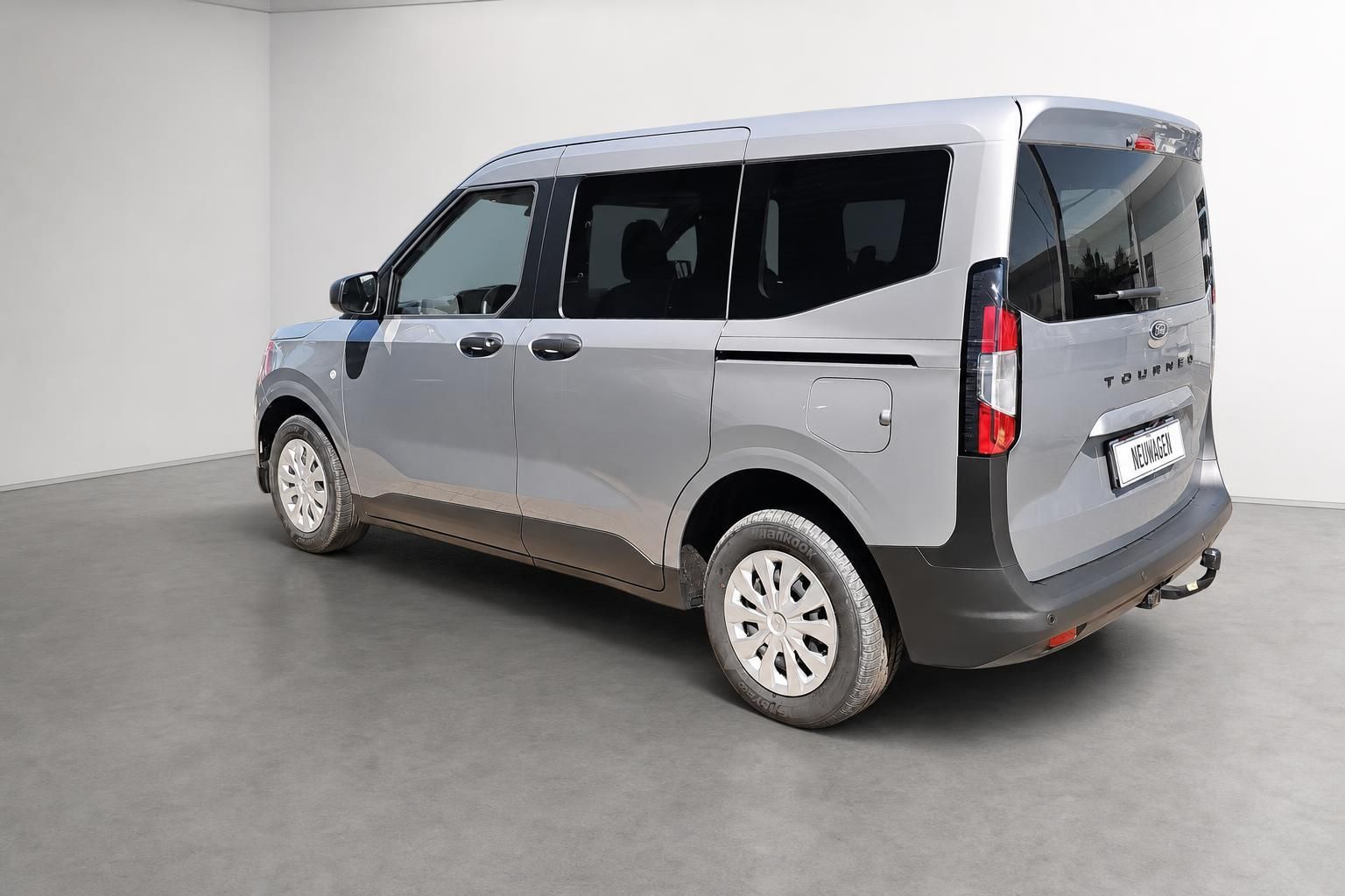 Ford Tourneo Neuwagen Heckansicht schraeg von hinten in Silber