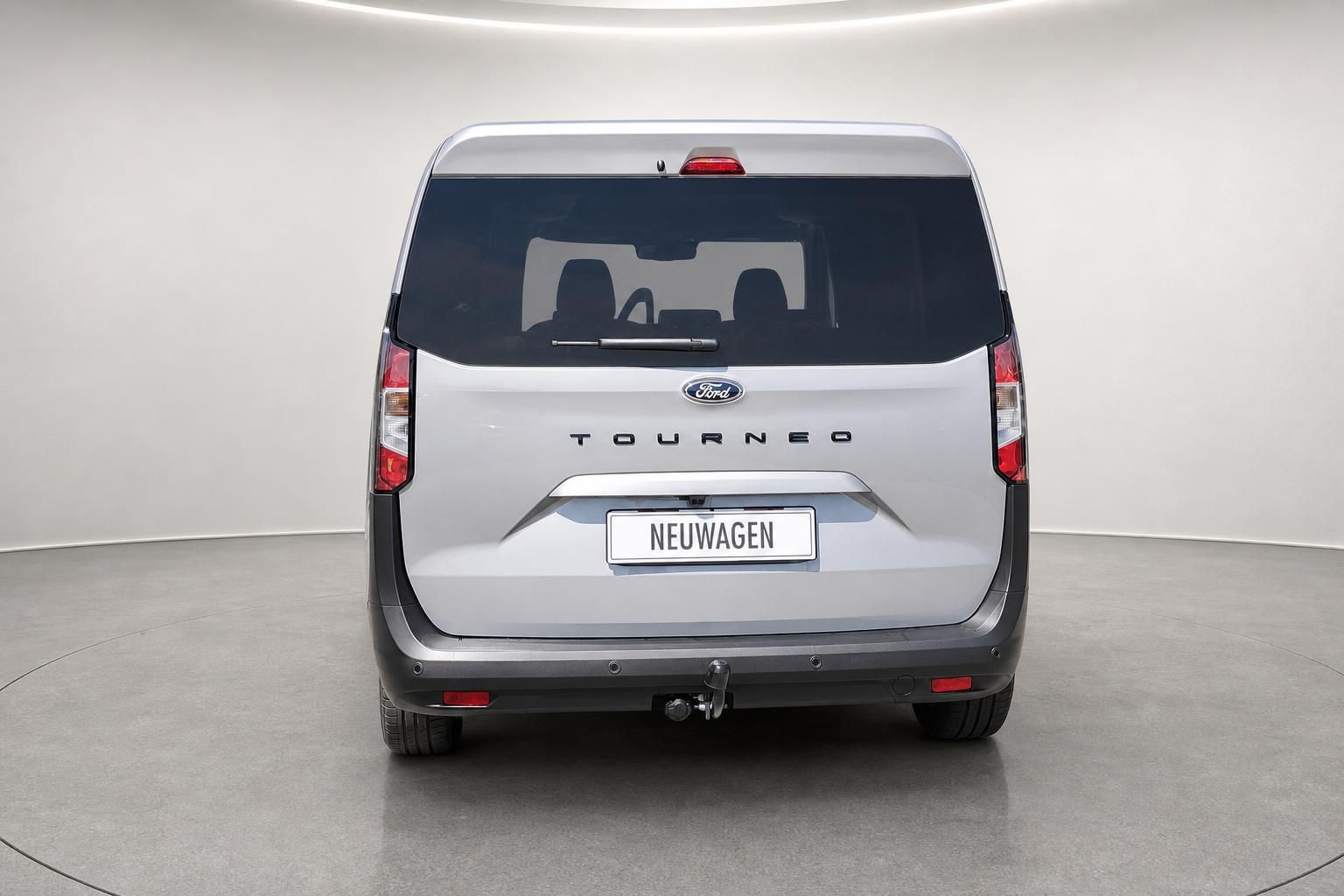 Ford Tourneo Neuwagen in Silber, Heckansicht mit Anhaengerkupplung