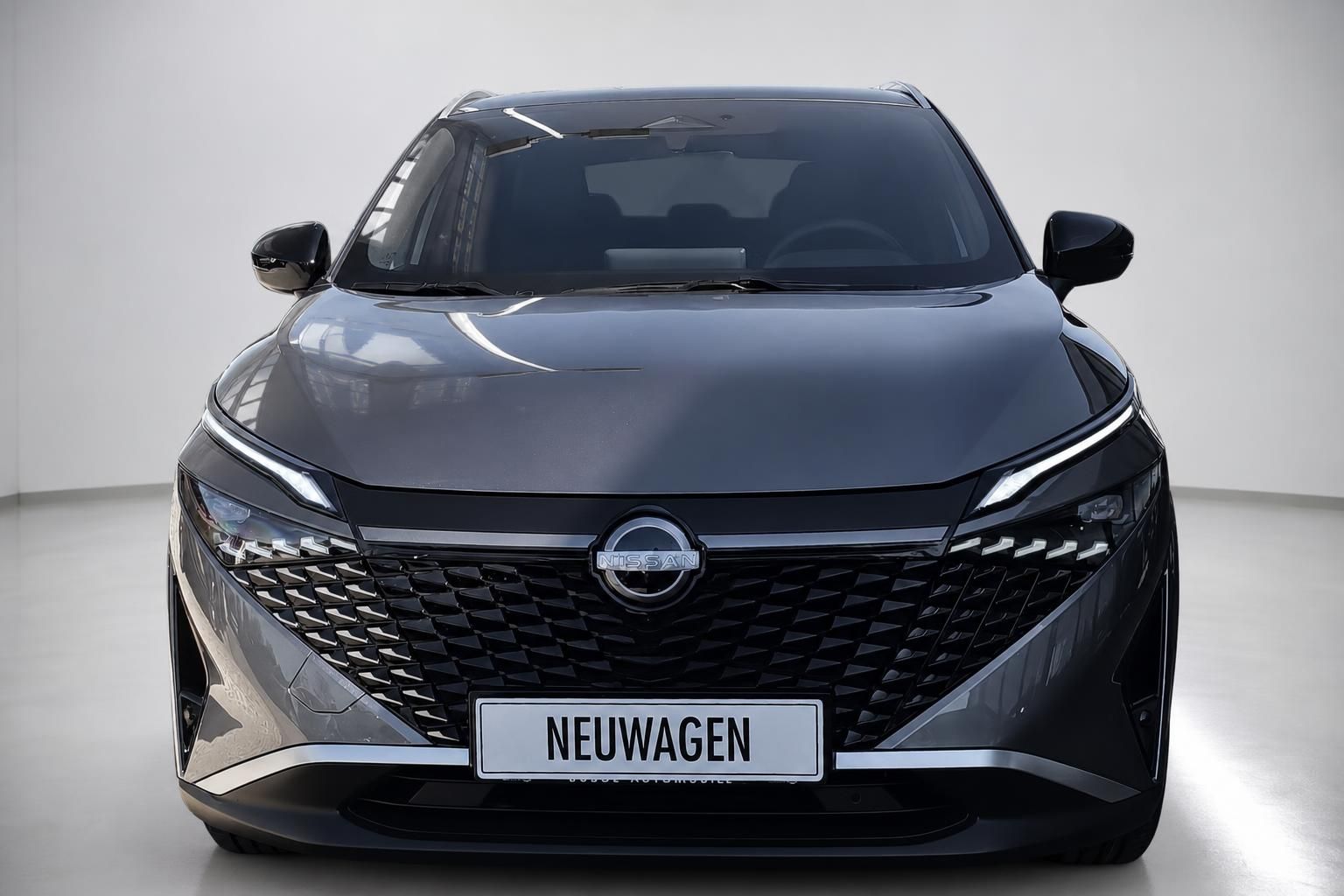 Nissan Neuwagen Frontansicht mit markantem Kühlergrill in Grau