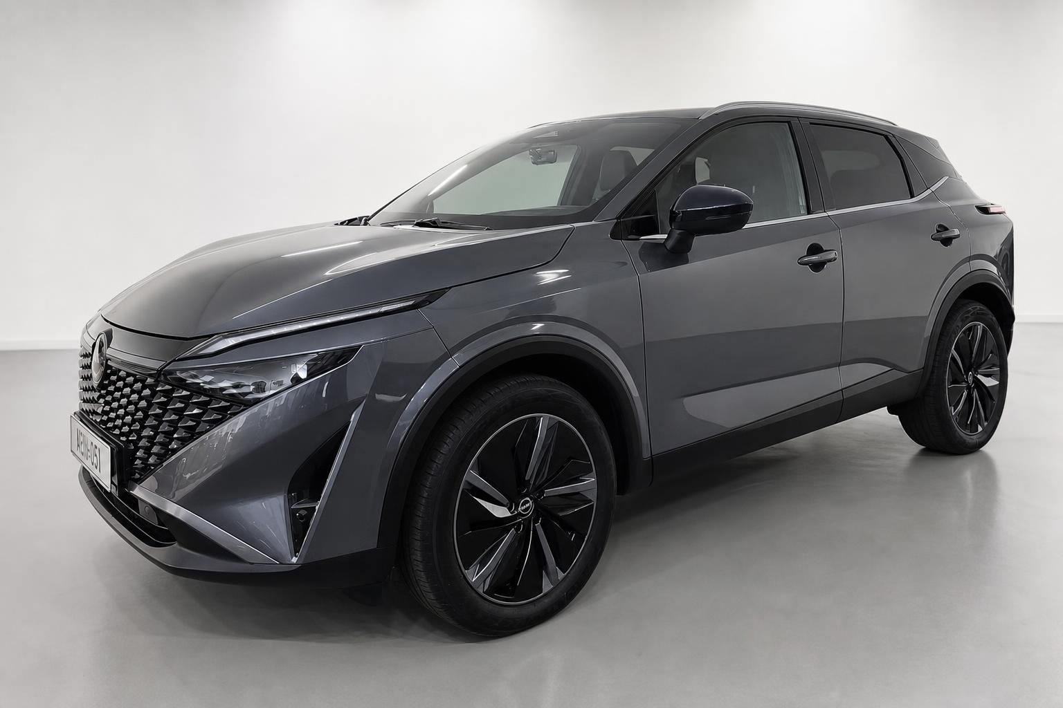 Nissan SUV in Grau, Seitenansicht mit Alufelgen im Studio