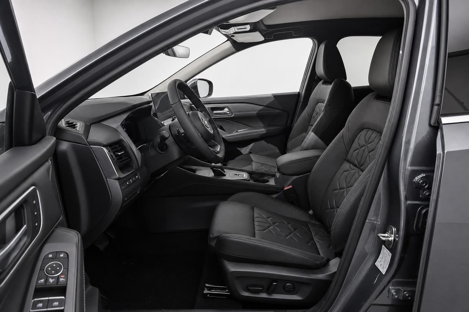 Nissan Fahrersitz und Cockpit, Innenraumansicht durch offene Tür