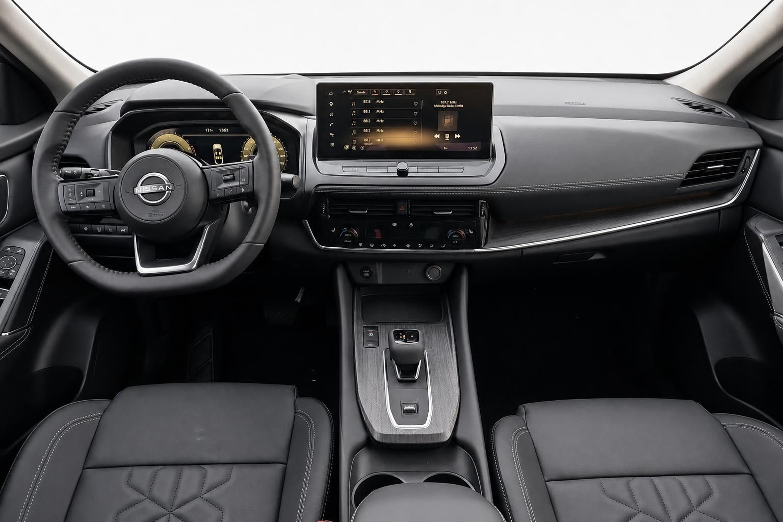 Nissan Cockpit mit Lenkrad und digitalem Infotainment-Display