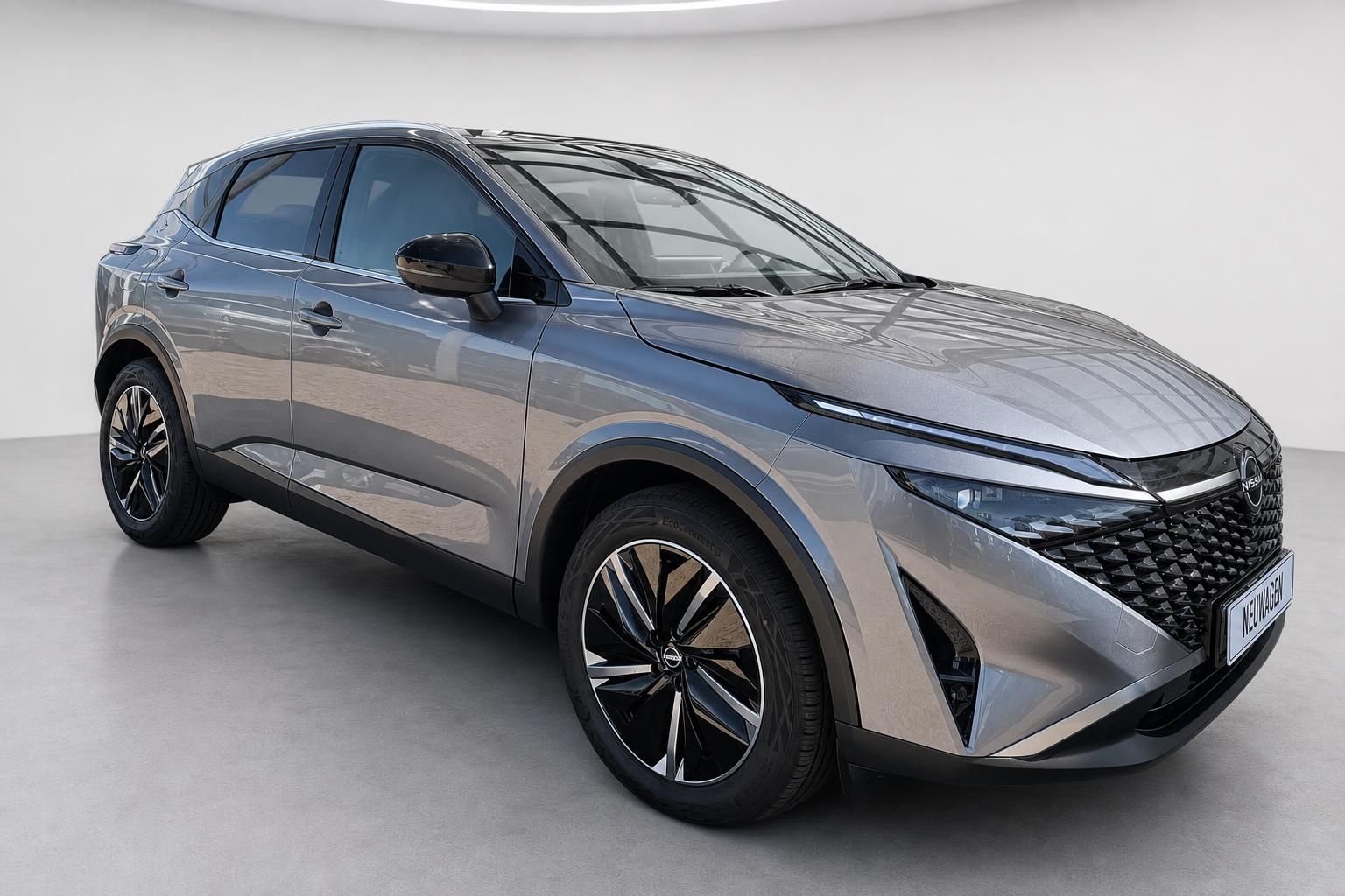 Nissan Qashqai Frontperspektive in Grau-Beige, Neuwagen SUV