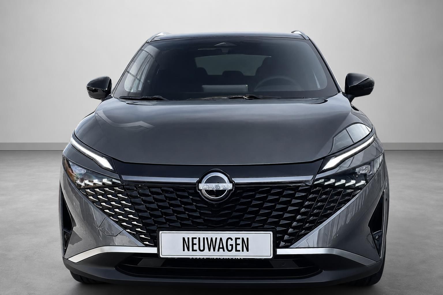 Nissan Qashqai Frontansicht in Grau, Neuwagen im Studio