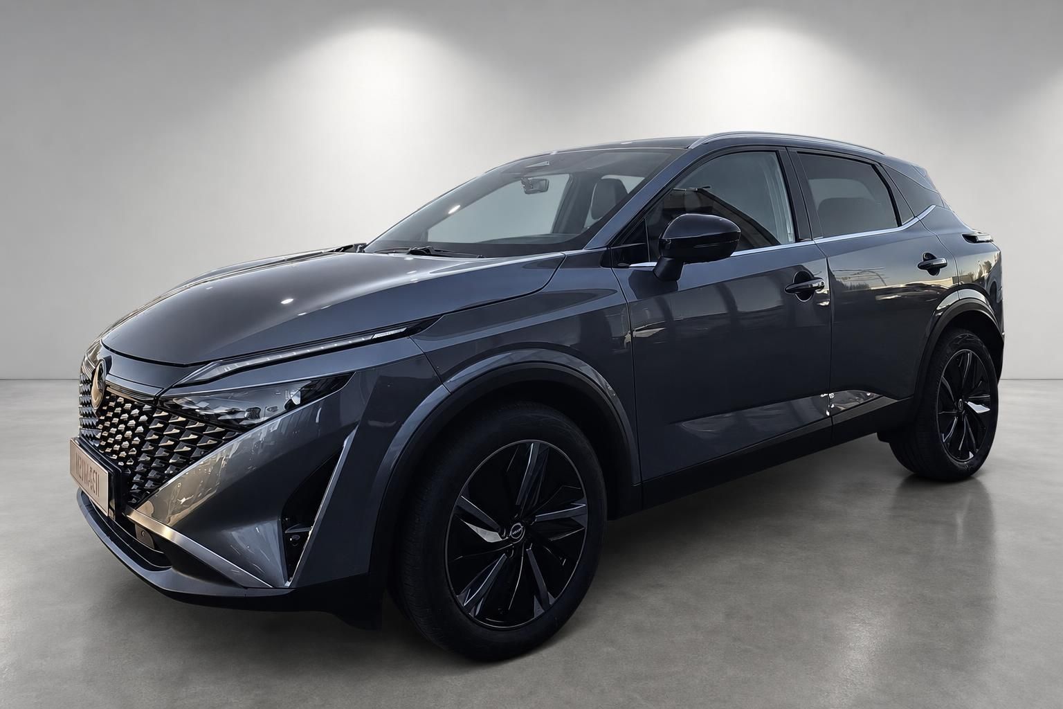 Nissan Qashqai Frontansicht in Dunkelgrau, SUV Studiobild