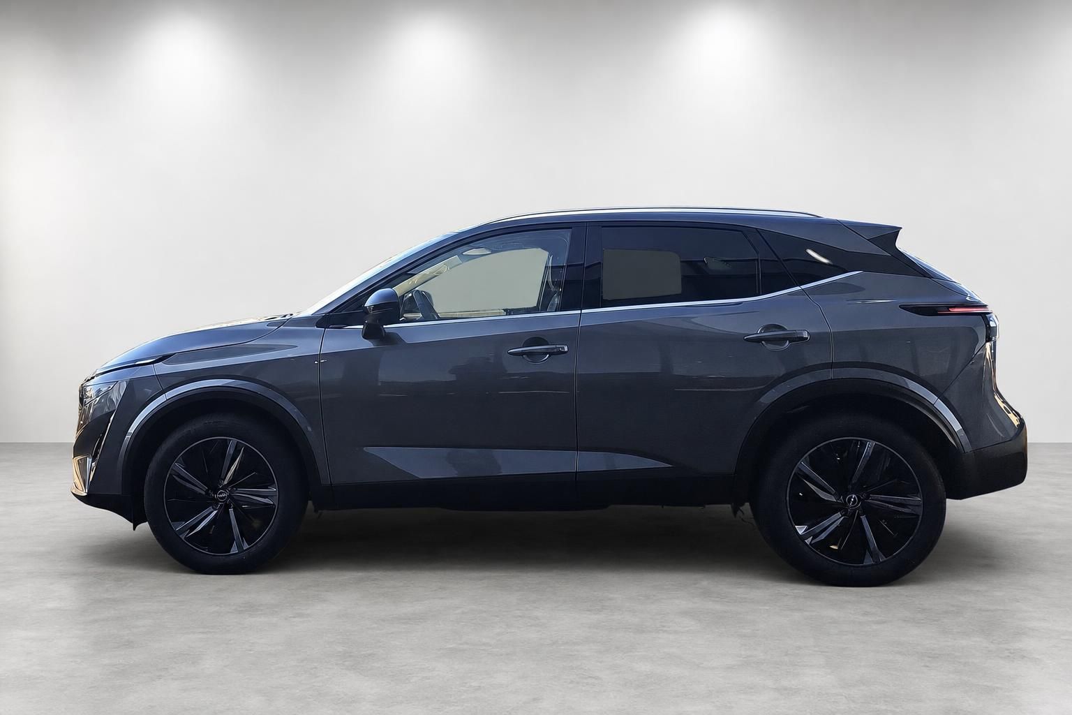 Nissan Qashqai Seitenansicht in Anthrazit, SUV Studioaufnahme