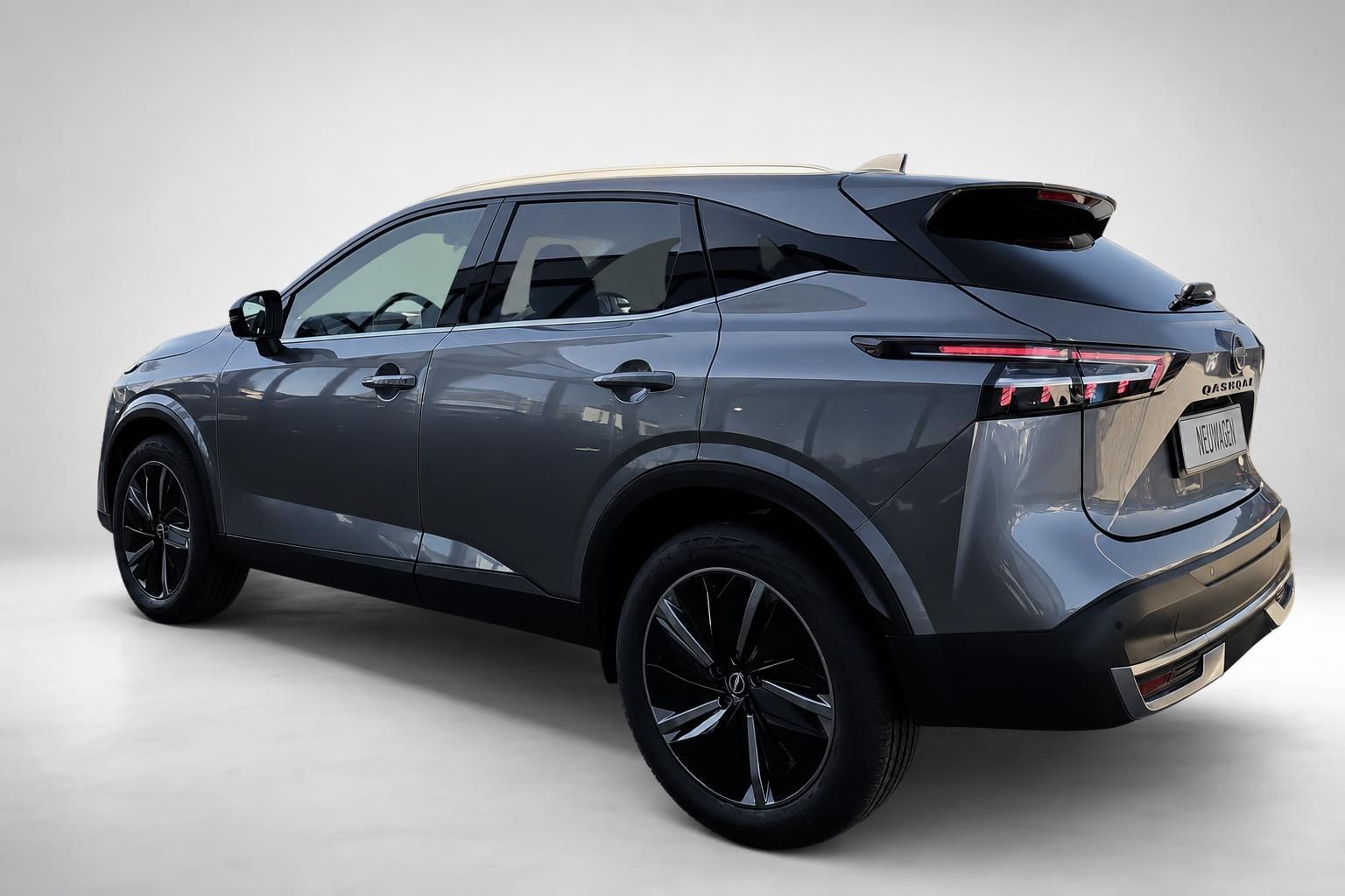 Nissan Qashqai grau, Heckansicht seitlich mit Panoramadach