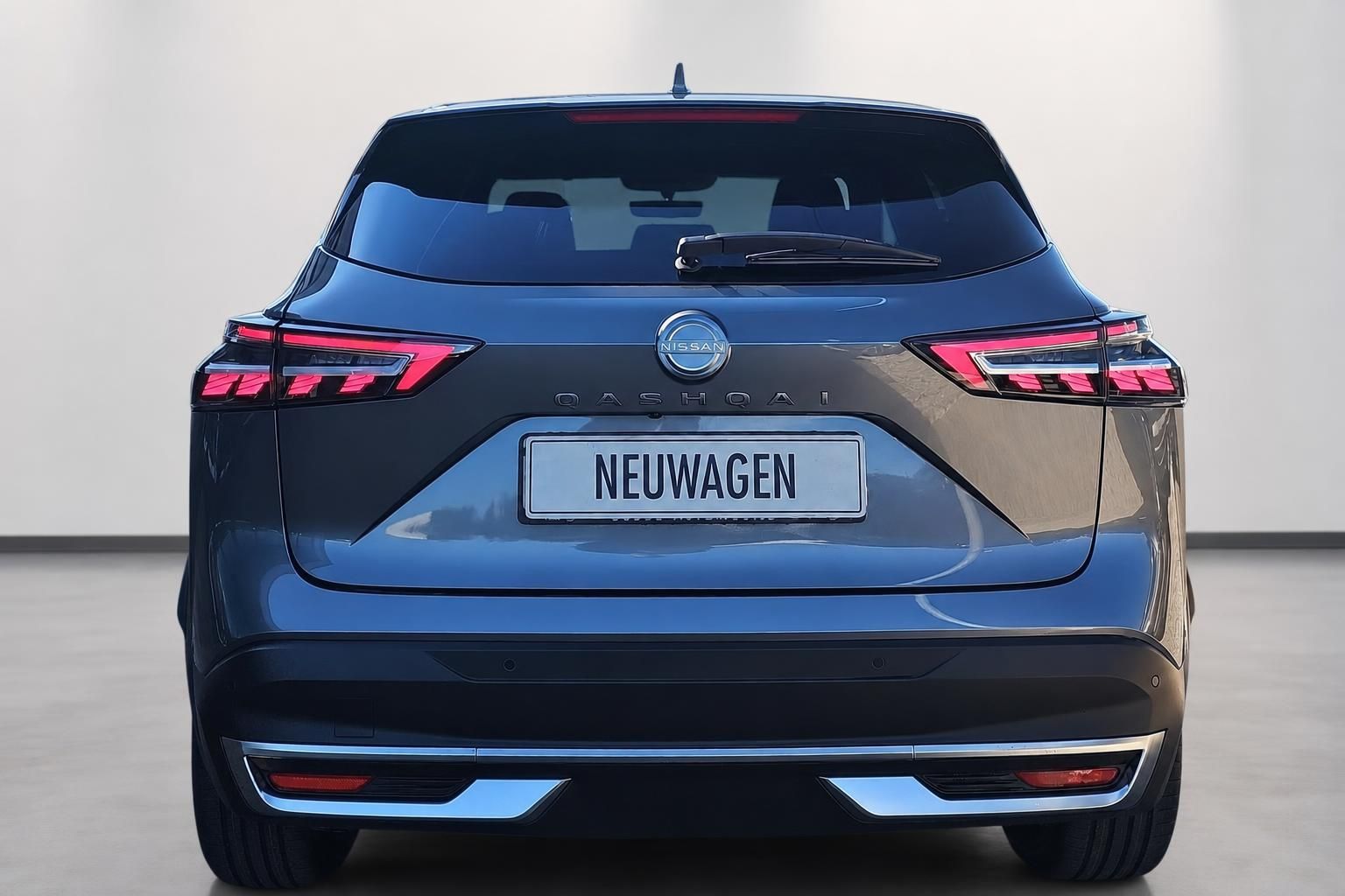 Nissan Qashqai in Grau, Heckansicht im Studio
