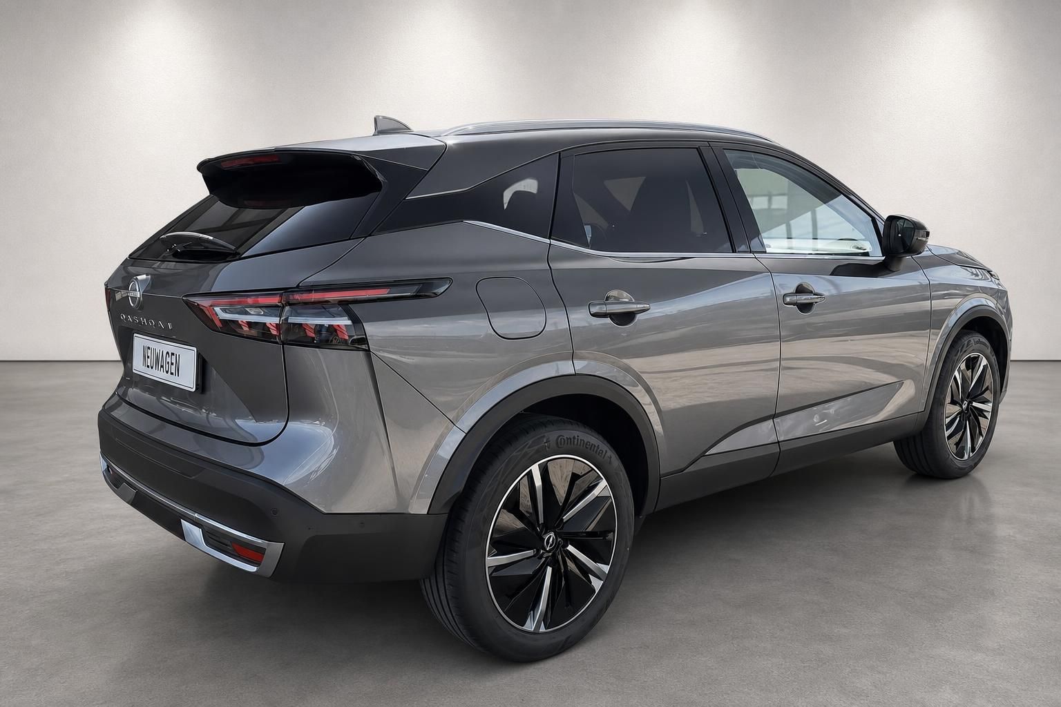 Nissan Qashqai grau, Heckansicht schraeg von hinten