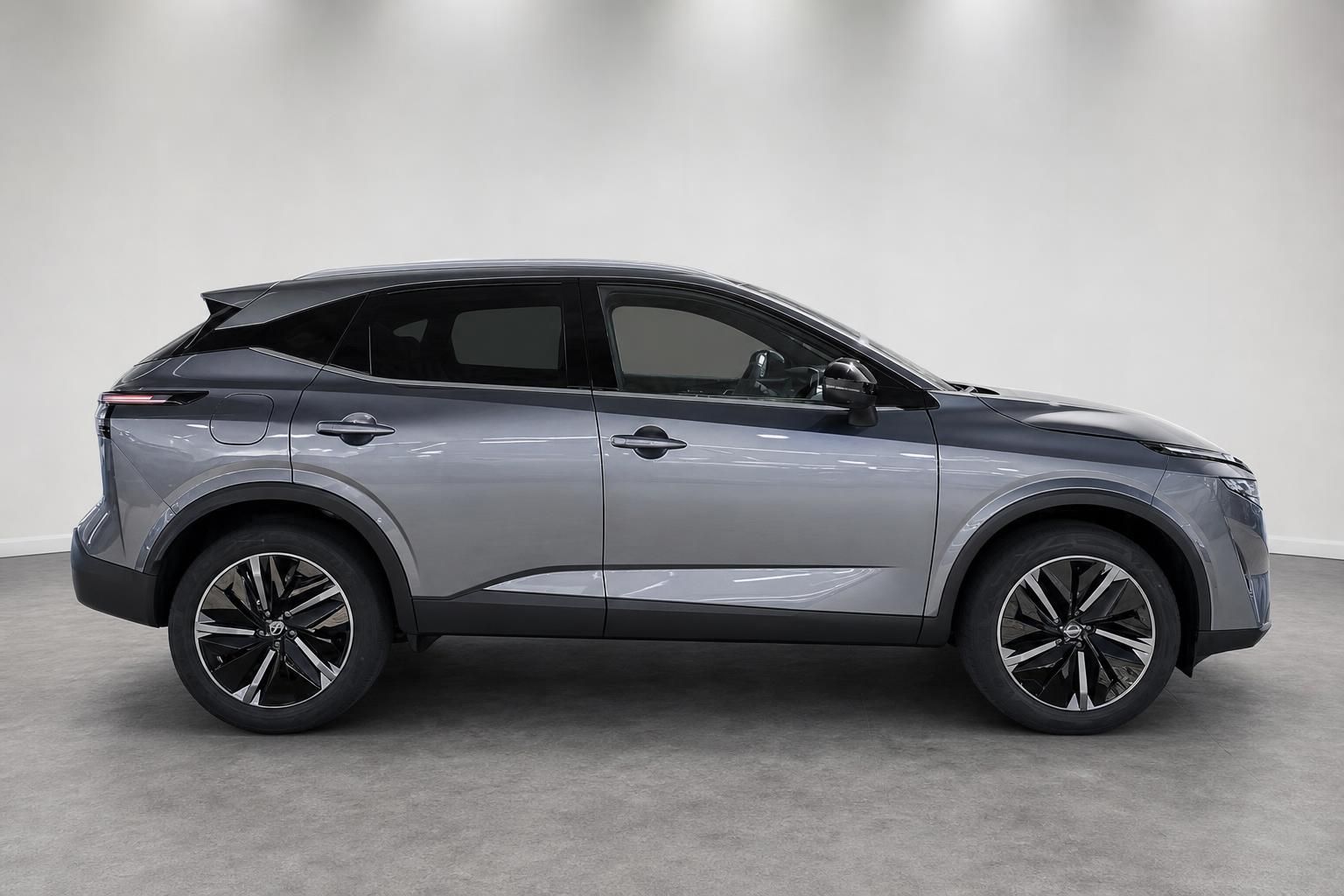 Nissan Qashqai in Grau, Seitenansicht als Neuwagen