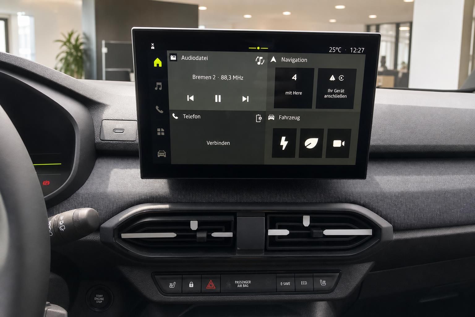 Infotainment-Display mit Navigation und Fahrzeugmenue im Dacia