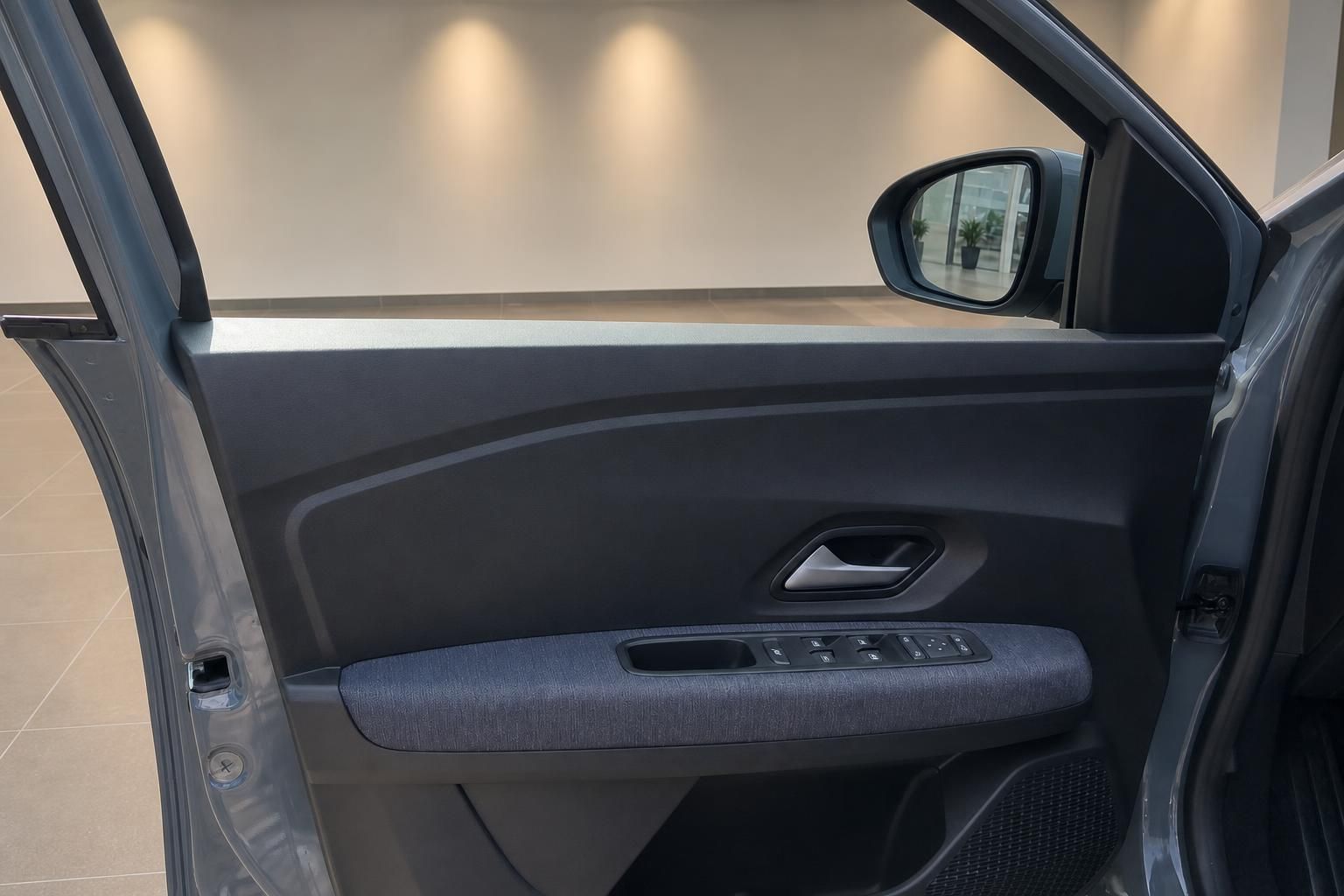 Tuerverkleidung mit Aussenspiegel am Dacia Fahrzeug