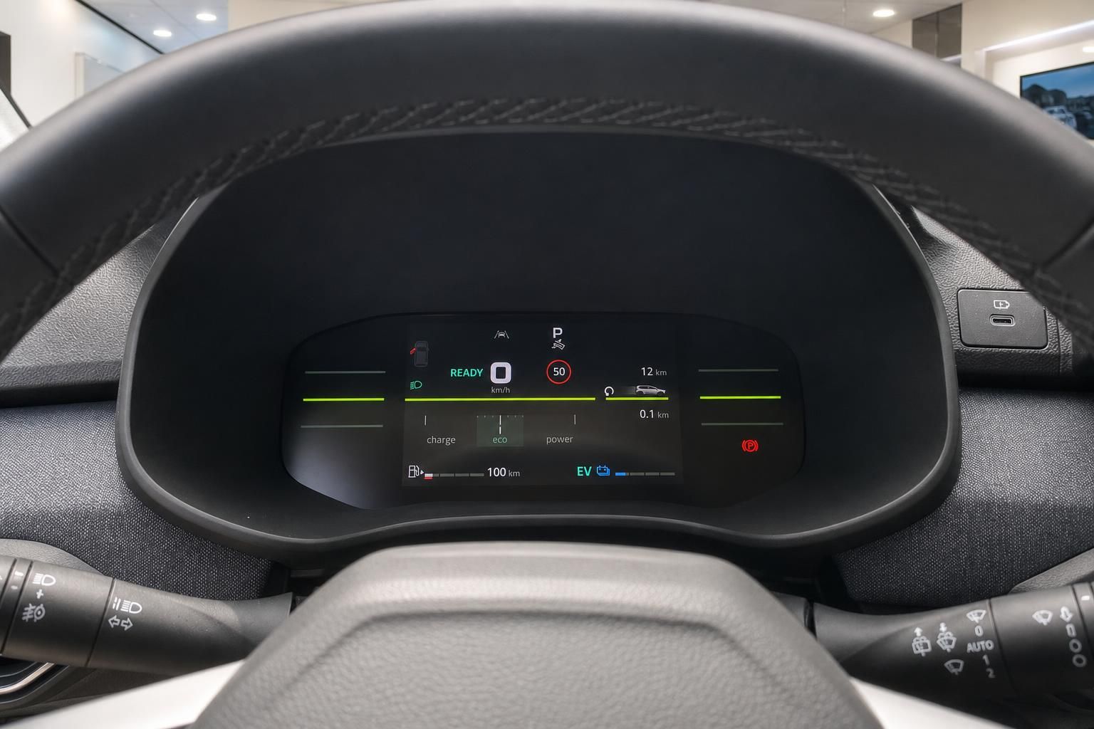 Digitales Kombiinstrument mit Tempolimit-Anzeige und Ladestandsanzeige im Fahrzeug