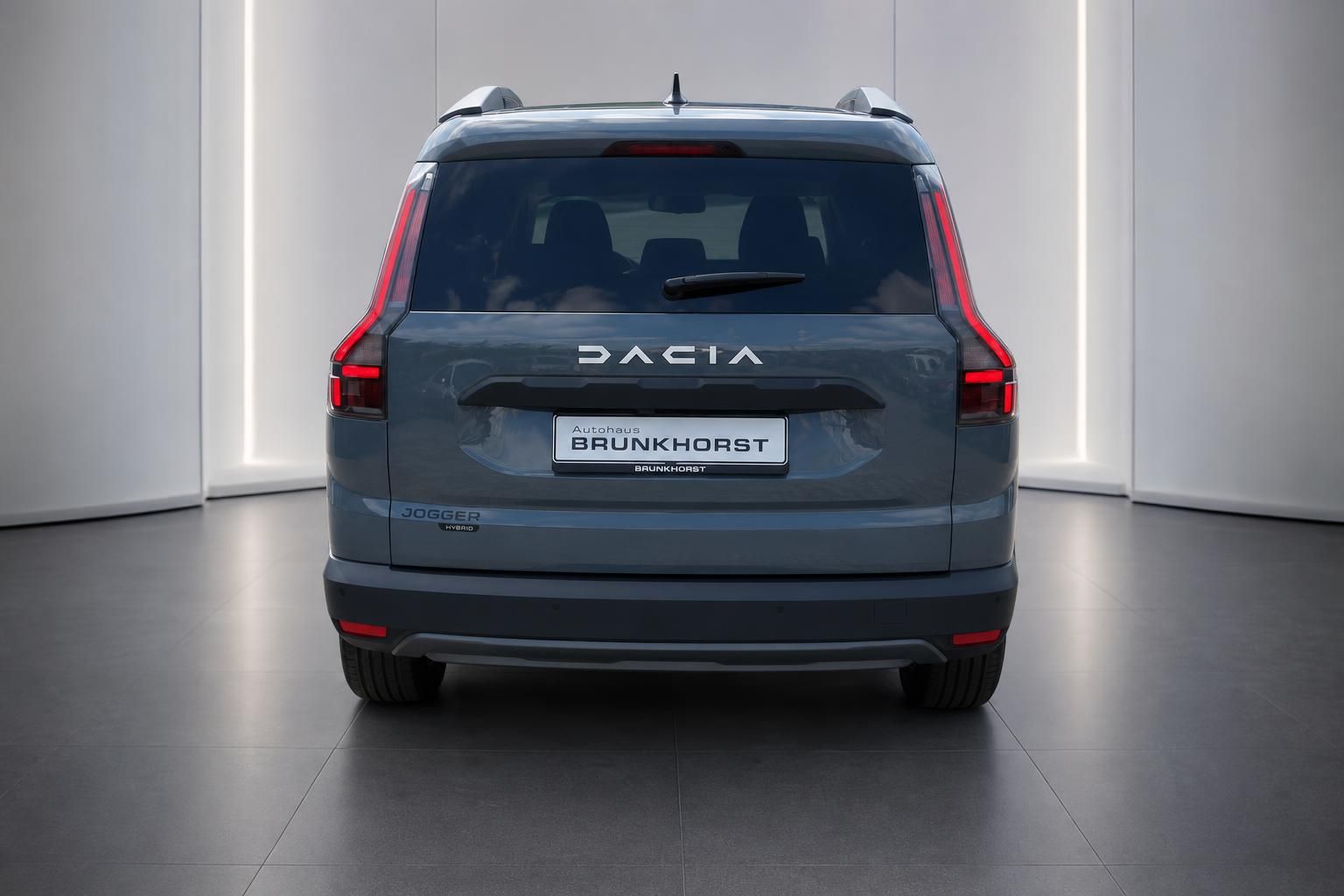Dacia Jogger Hybrid grau Heckansicht mit Rueckleuchten