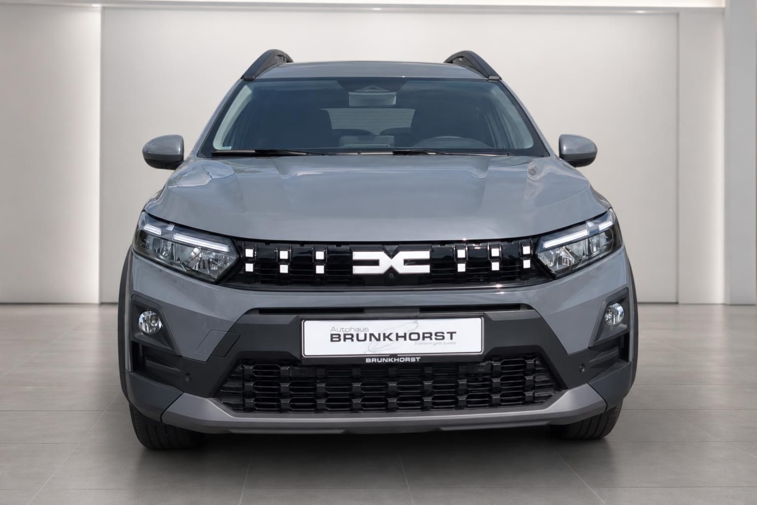 Dacia Jogger grau Frontansicht mit Kuehlergrill Detail