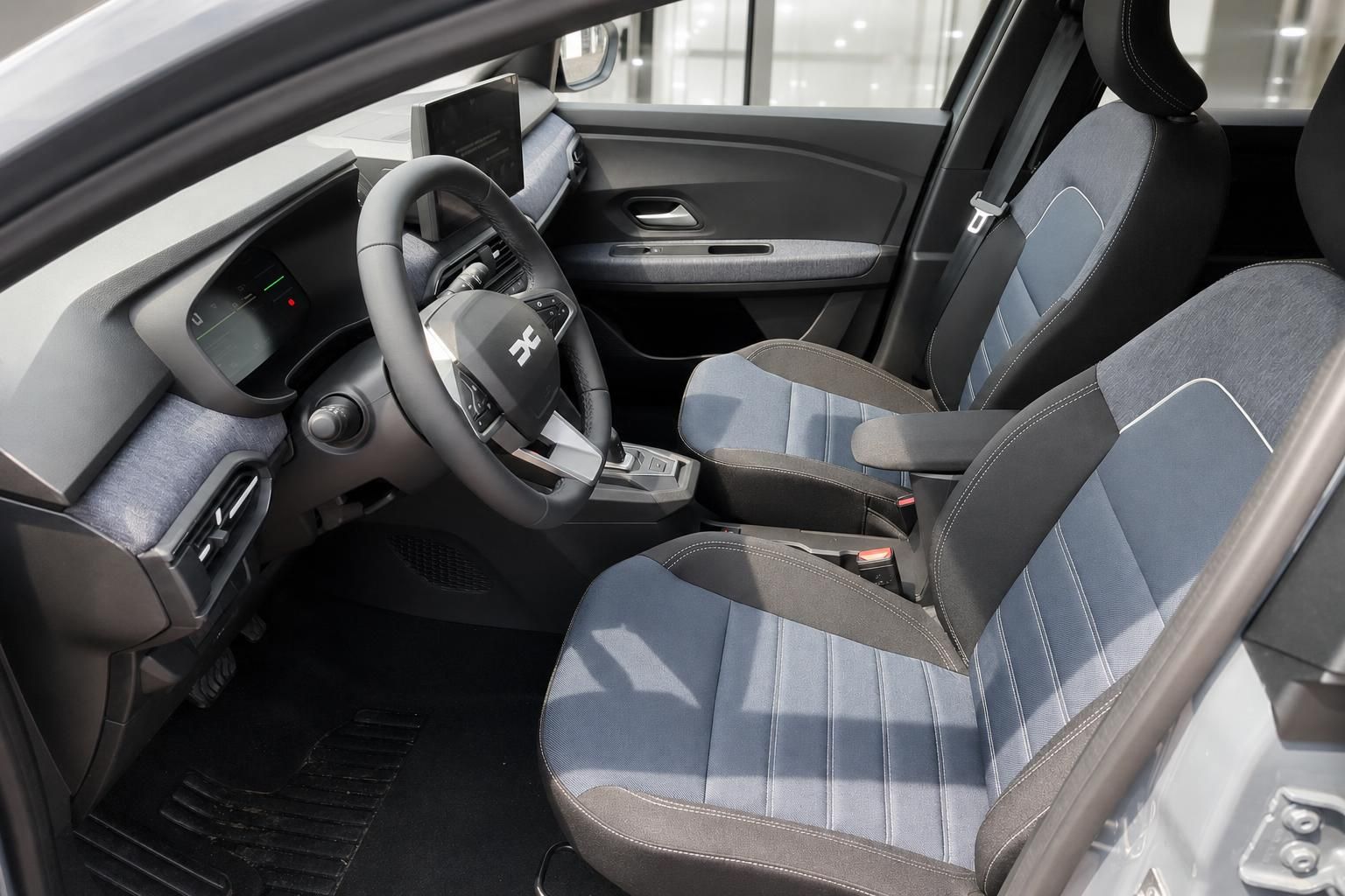 Dacia Jogger Innenraum Vordersitze und Cockpit Ansicht