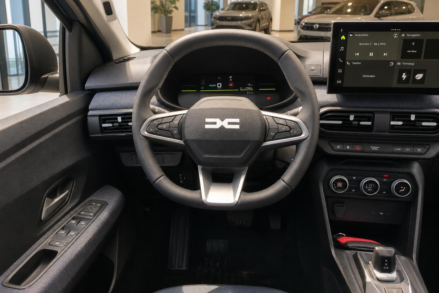 Dacia Cockpit mit Lenkrad und Digitaltacho im Autohaus
