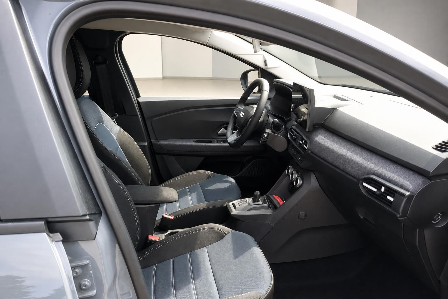 Vordersitze und Mittelkonsole im Dacia Fahrzeuginterieur