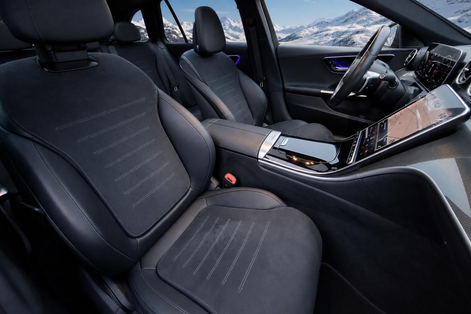 Mercedes-Benz Innenraum schwarze Sitze Cockpit mit Bergpanorama durch Fenster