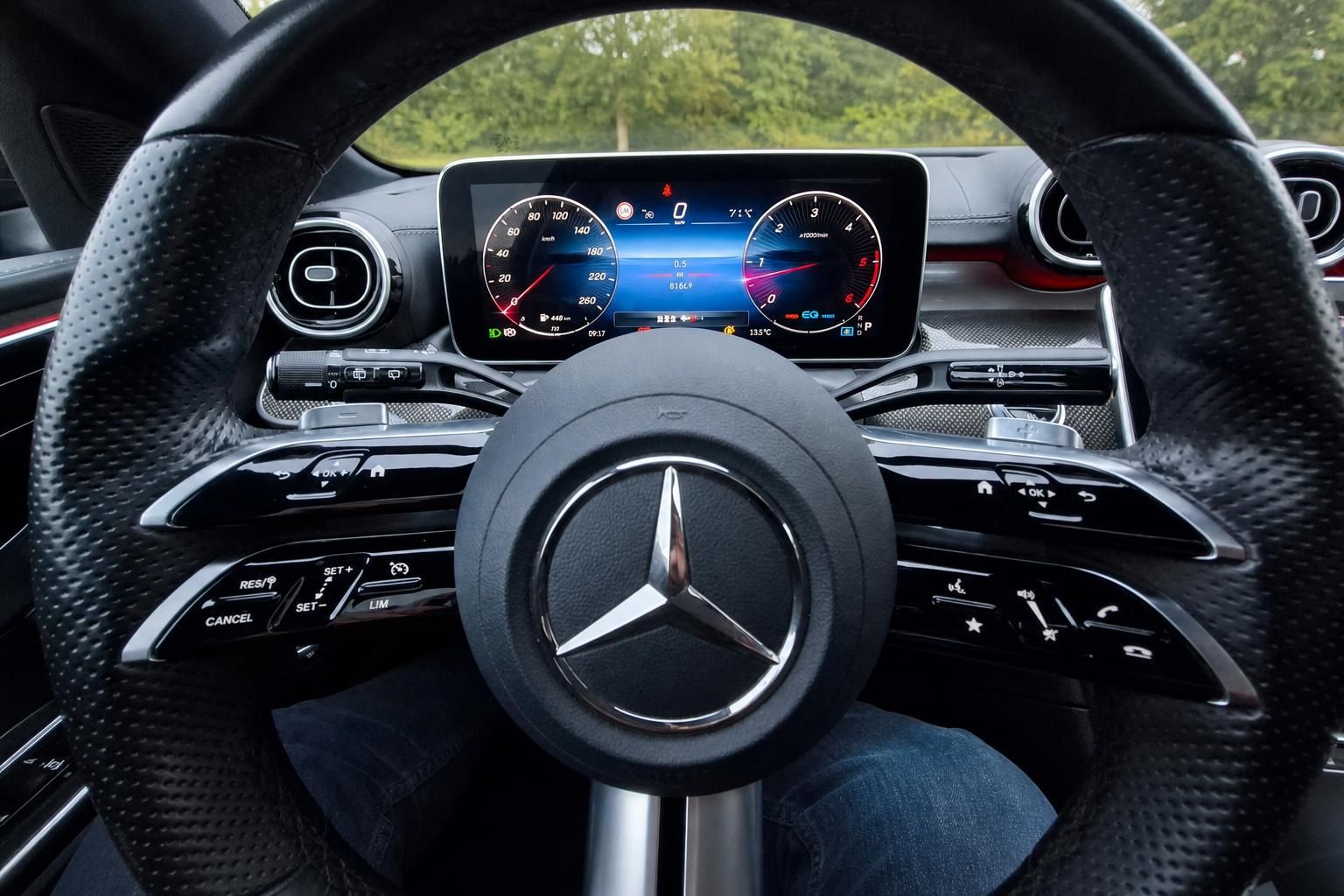 Mercedes-Benz Cockpit mit digitalem Kombiinstrument und Lenkrad
