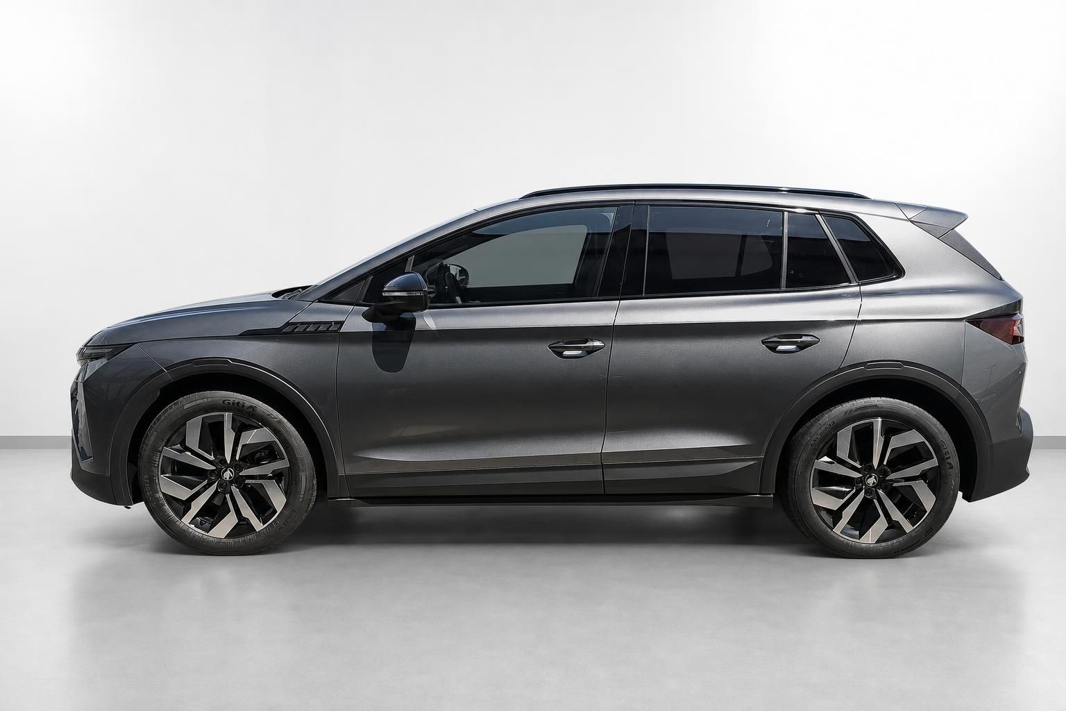 Skoda SUV in Grau, Seitenansicht im Studio