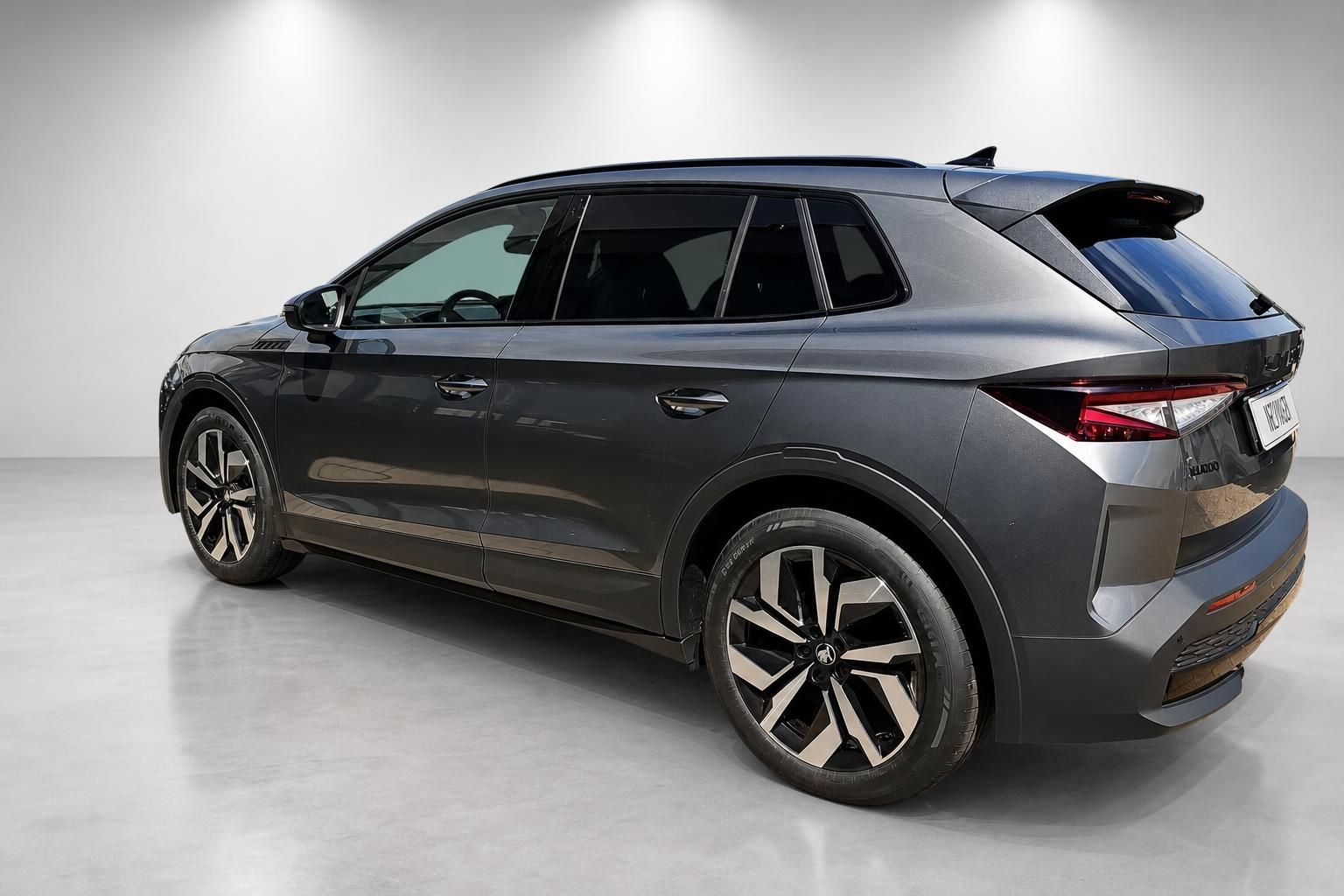 Grauer SUV Skoda Heckansicht seitlich im Studio
