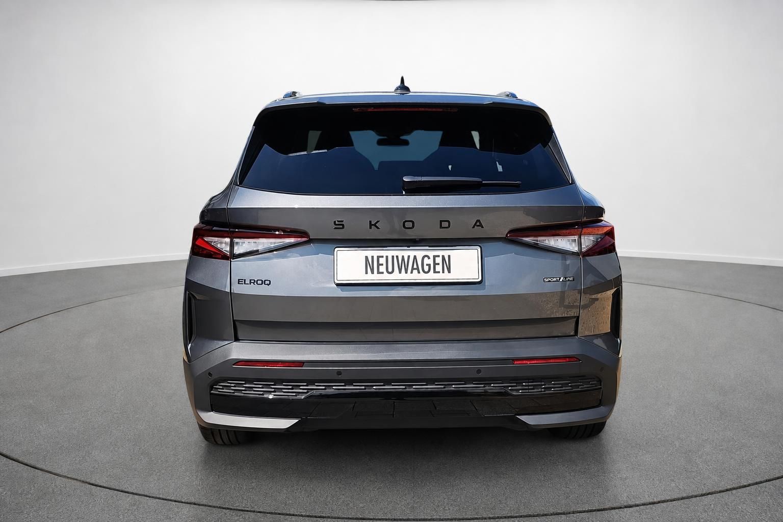 Skoda Elroq Sportline Neuwagen, Heckansicht im Studio