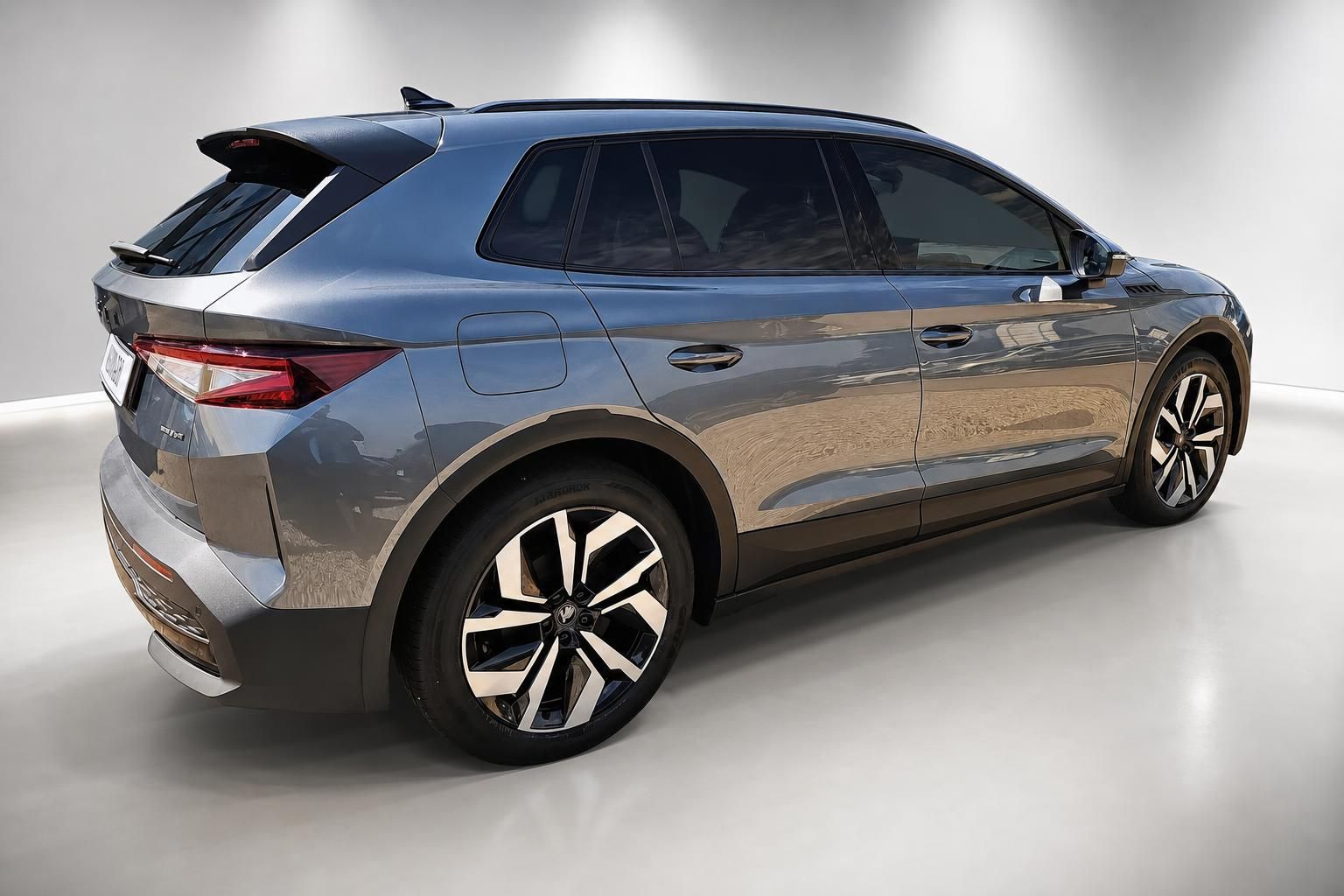 Grauer SUV Skoda Heckansicht schräg im Studiolicht