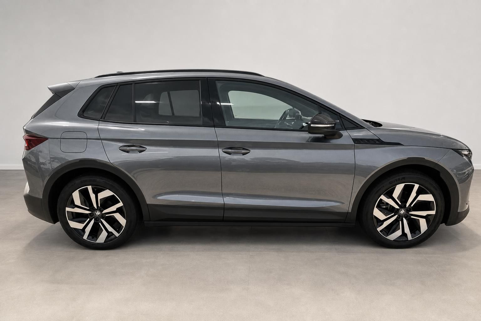 Grauer SUV Skoda Seitenansicht Profil im Showroom