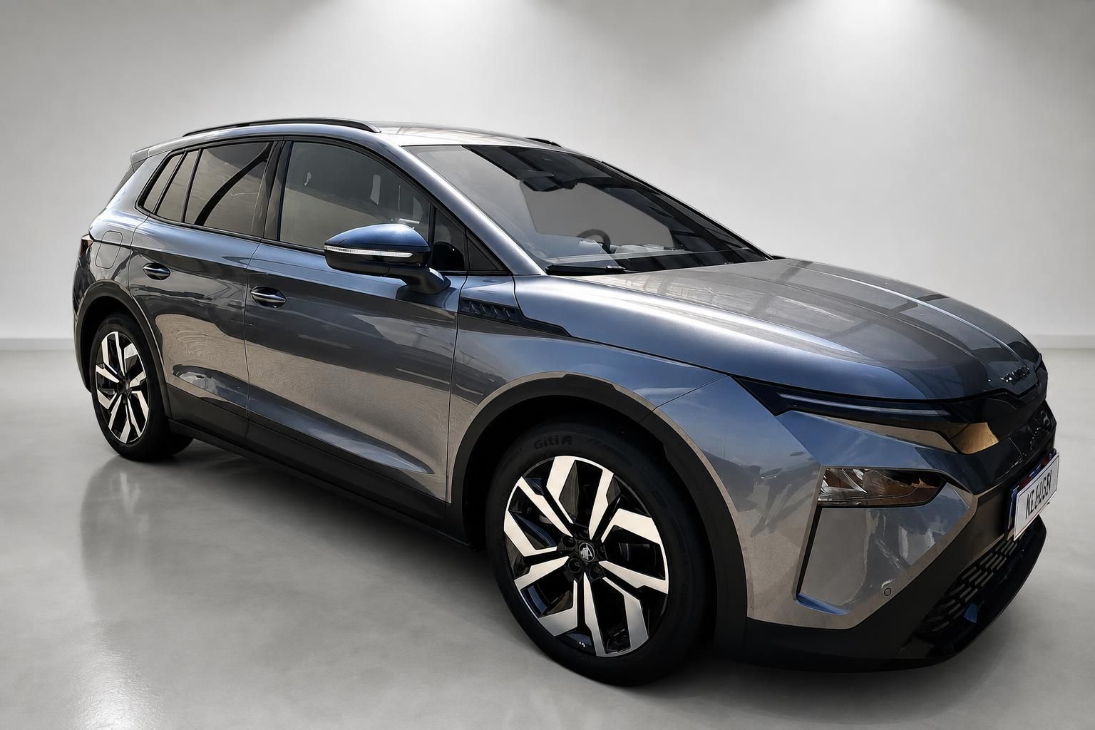 Grauer SUV Skoda Frontansicht schräg im Studio