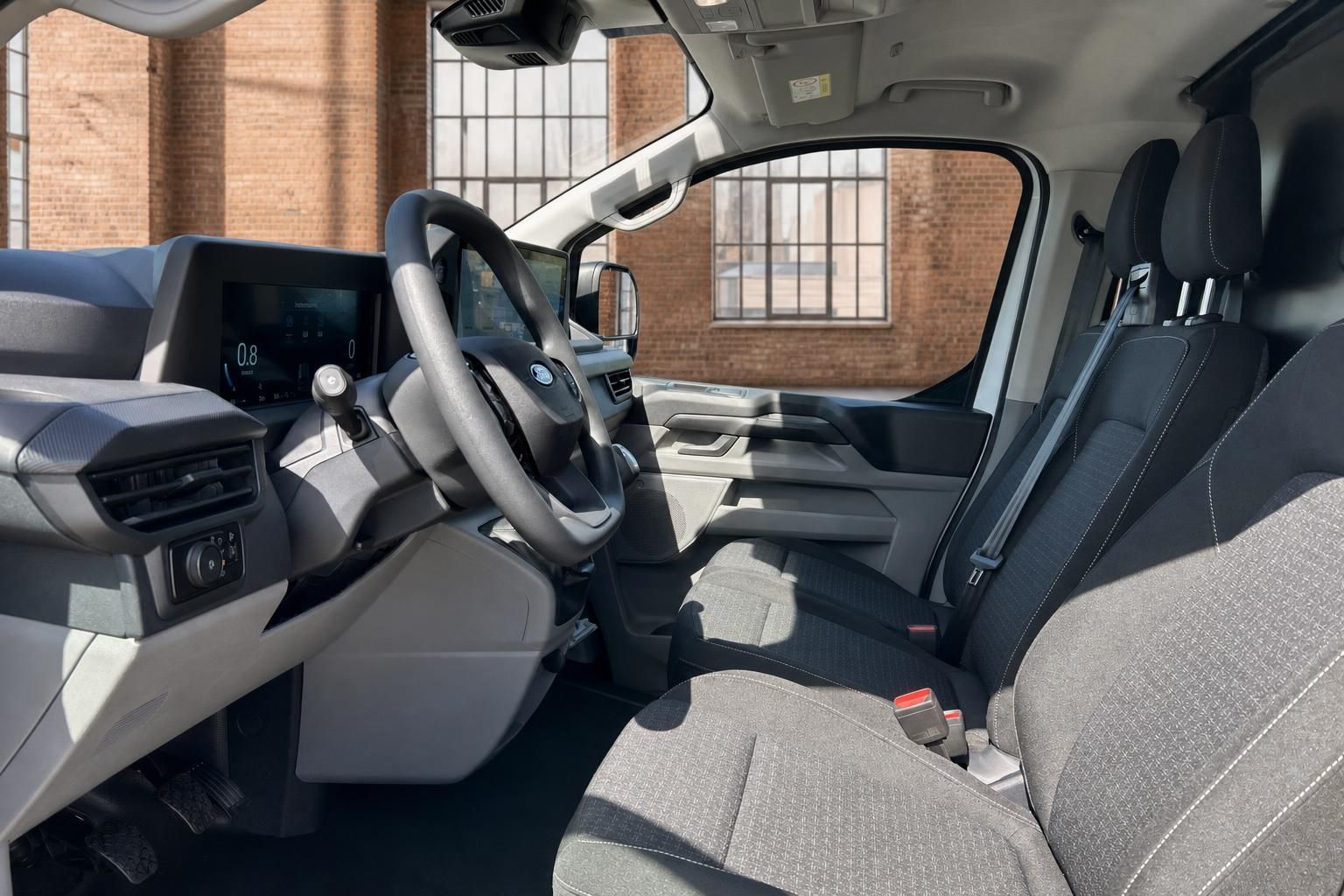 Ford Transit Custom Innenraum Fahrerseite Lenkrad Touchscreen Sitze grau Cockpit Detailansicht