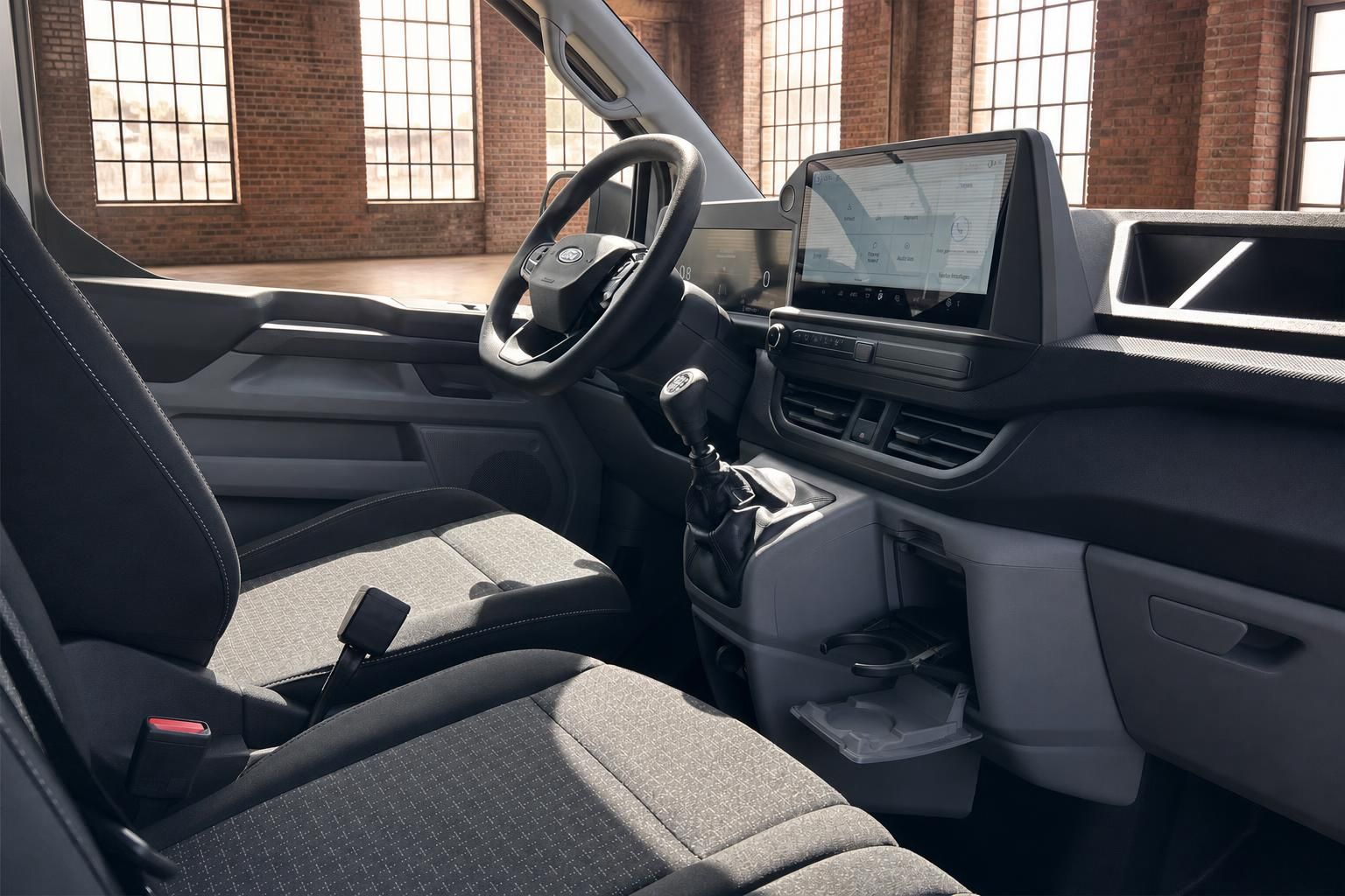 Ford Transit Cockpit mit Lenkrad, Schaltgetriebe und großem Touchscreen-Infotainmentsystem