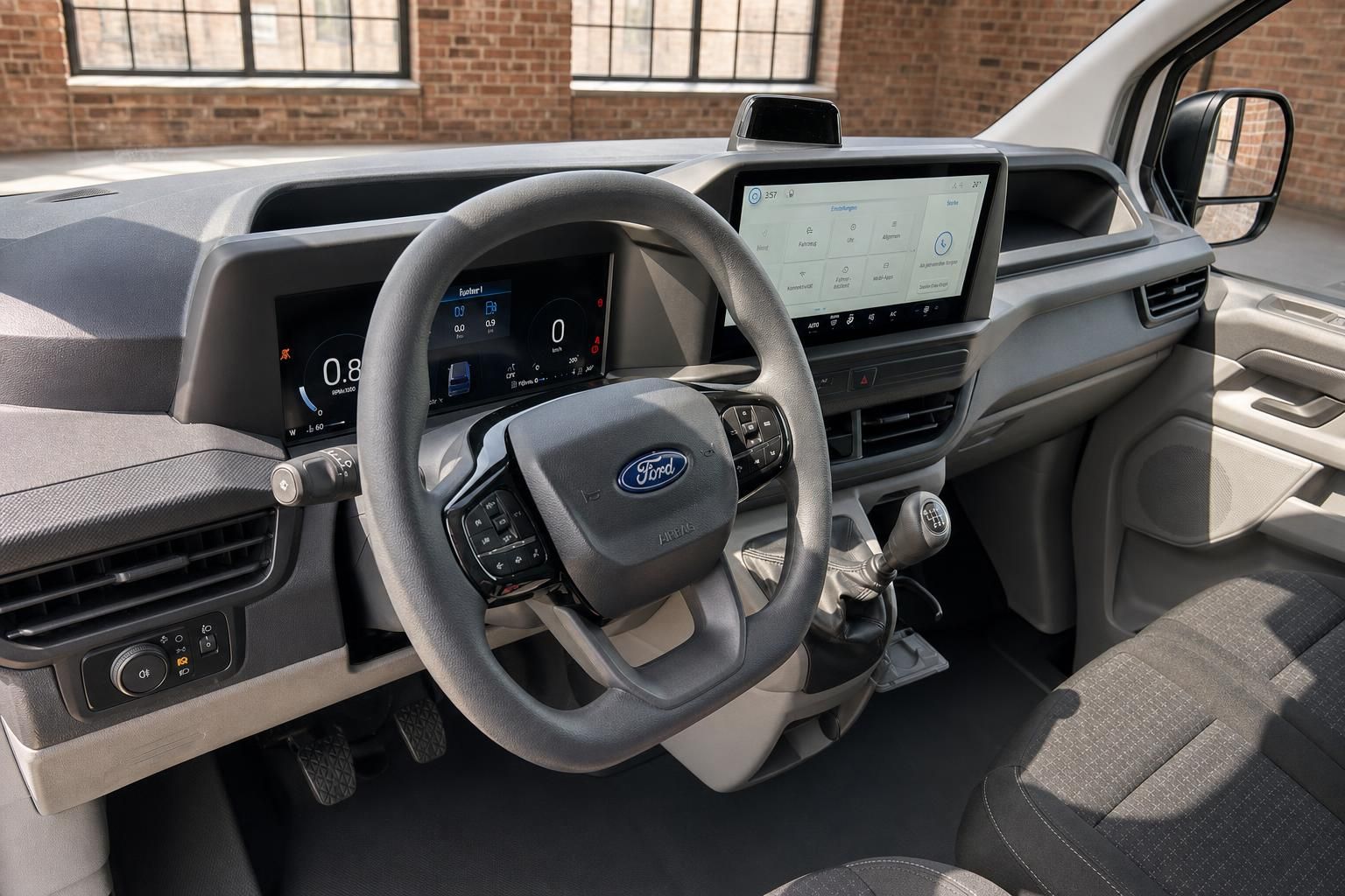 Ford Transit Innenraum mit Ford-Lenkrad, digitalem Kombiinstrument und SYNC-Touchscreen