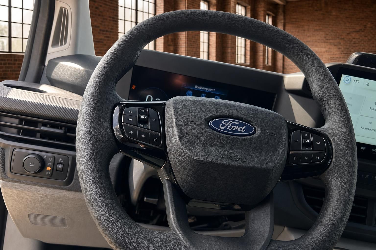 Ford Transit Lenkrad Detailansicht mit Multifunktionstasten, Ford-Logo und digitalem Display