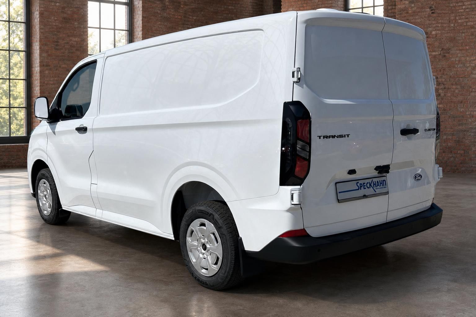 Ford Transit Custom Kastenwagen weiß Heckansicht schräg links im Showroom