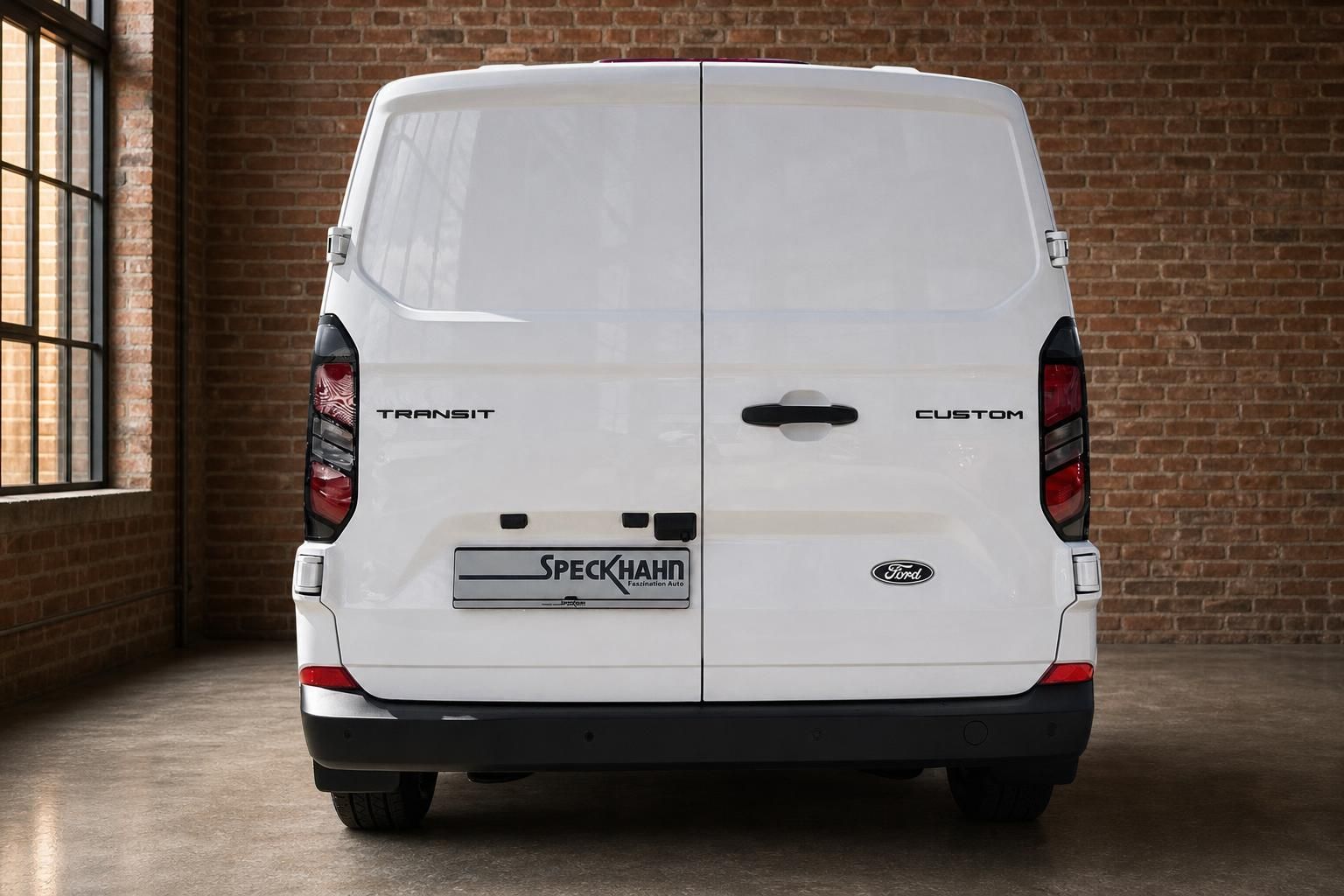 Ford Transit Custom Kastenwagen weiß Heckansicht gerade im Showroom