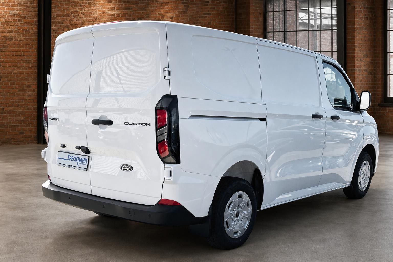 Ford Transit Custom Kastenwagen weiß Heckansicht schräg rechts im Showroom