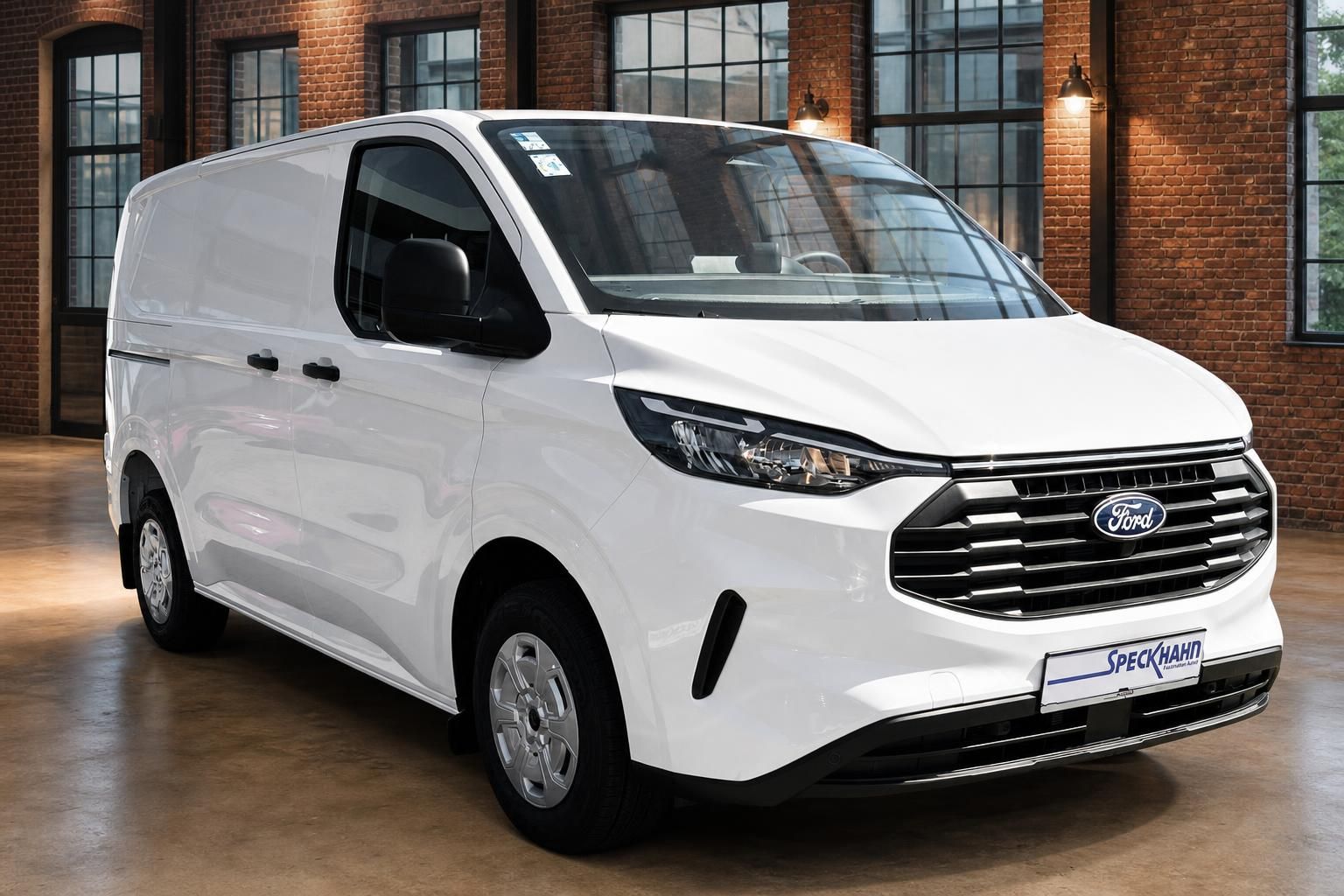 Ford Transit Custom Kastenwagen weiß Frontansicht schräg links im Showroom